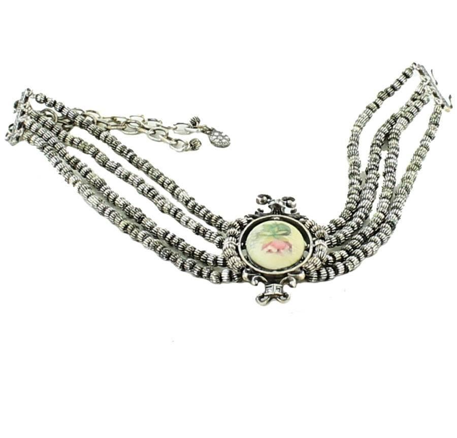Christian Dior set, Camee inspired representing a rose. Set of a choker necklace and a pair of clip-on earrings.

The choker and earrings are in aged silver metal. 

In very good condition.

Dimensions : cameo height 6.5 cm - height of the necklace