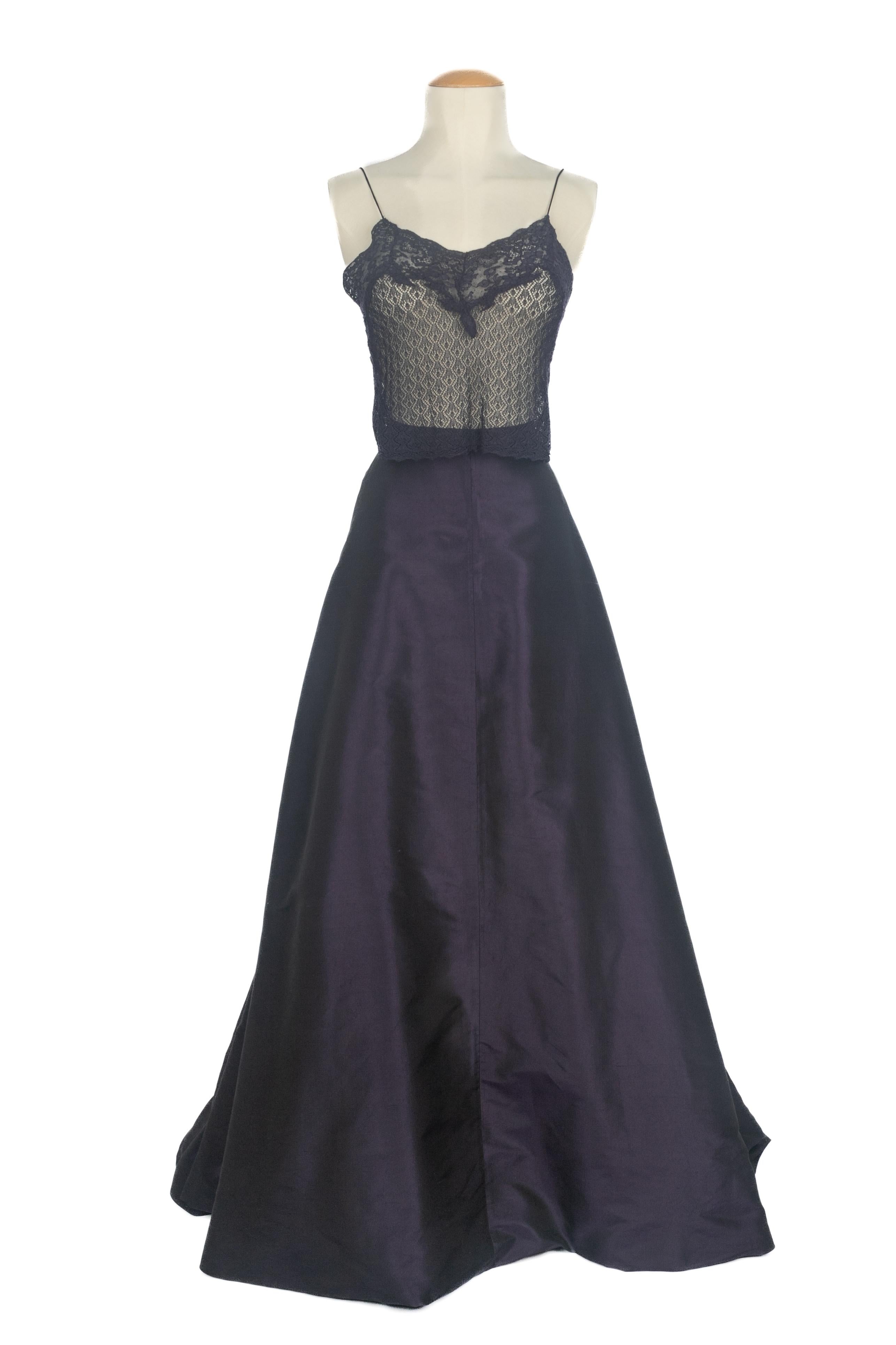 DIOR - (fabriqué en France) Ensemble violet composé d'un top en maille façon lingerie et d'une jupe en taffetas avec une traîne. Taille 38FR indiquée, elle convient à un 34FR/36FR. A Collectional circa 1999 sous la direction artistique de John