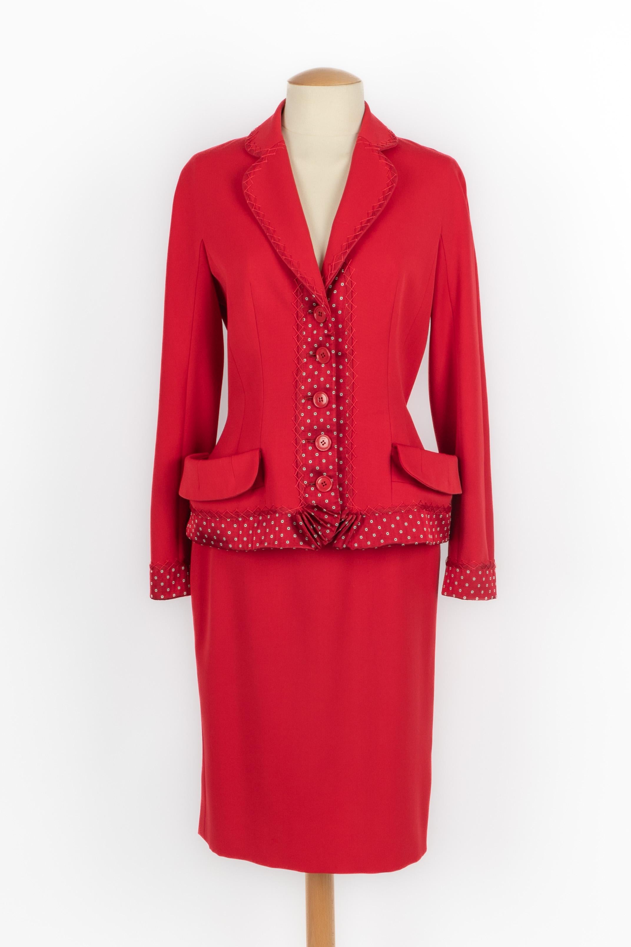 DIOR - Ensemble en laine rouge bordé de soie à motifs floraux, composé d'une veste et d'une jupe. Taille 38FR indiquée.

Condit :
Très bon état.

Dimensions :
Veste : Largeur des épaules : 42 cm - Poitrine : 46 cm - Taille : 38 cm - Longueur des