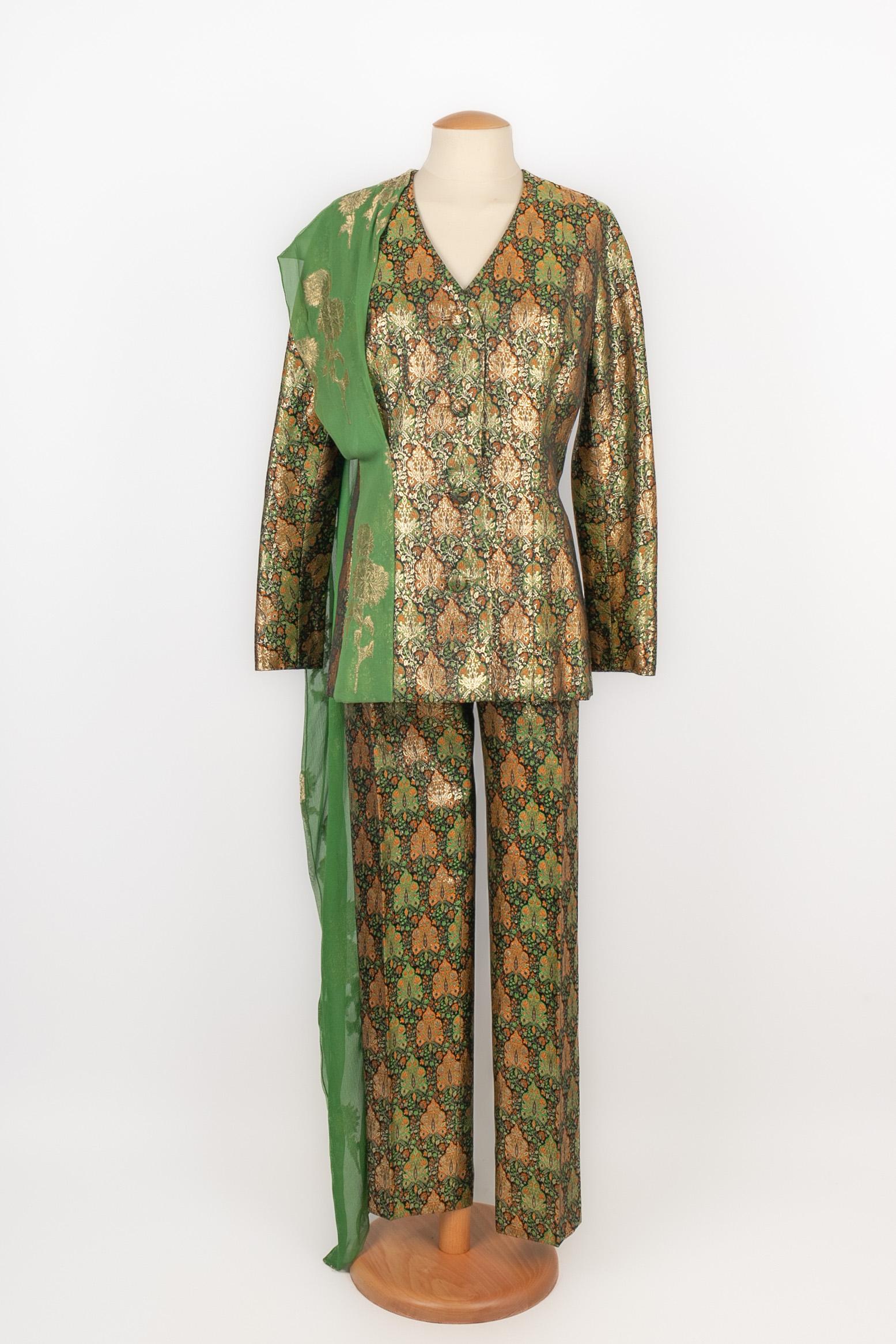 DIOR - Brocade fabric set composed of a jacket and trousers, in green and golden tones. The jacket is inlaid with a green muslin stole and golden flowers. No size indicated, it fits a 36FR/38FR. A 1996 Haute Couture Collection under the artistic