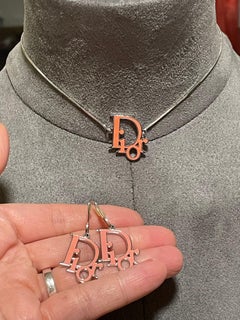 CHRISTIAN DIOR Ensemble comprenant un collier et des boucles d'oreilles monogramme logo DIOR