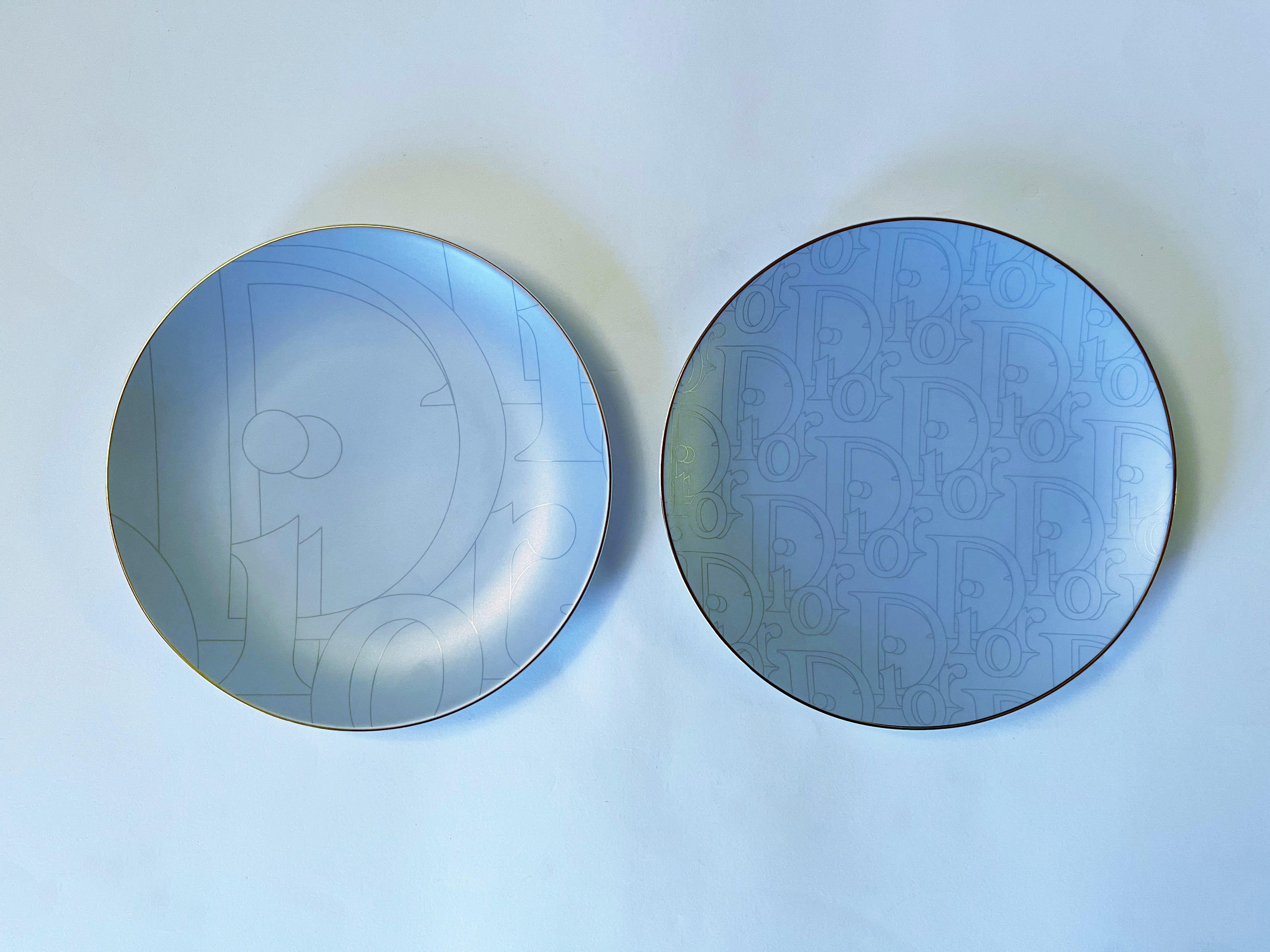 Christian Dior 2er Set aus hellblauen Porzellantellern mit verschiedenen Logo-Motiven / Made in France
Original Label auf der Basis / kommt in der Originalverpackung
Durchmesser: 8,5 Zoll, Höhe 1 Zoll
Satz mit 2 Stück auf Lager in