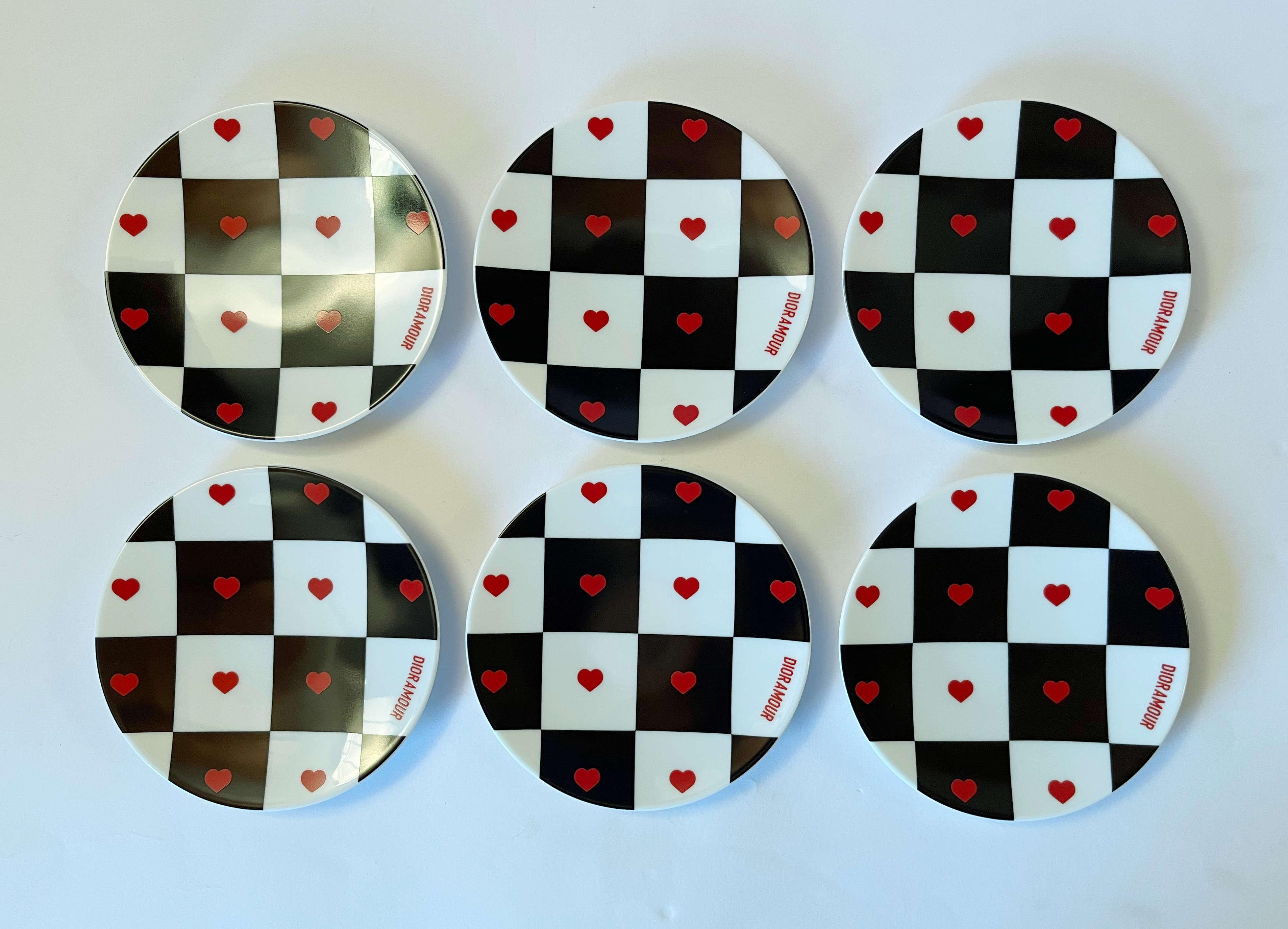 Christian Dior set de 6 assiettes à dessert en porcelaine sur fond de damier noir et blanc rempli de coeurs rouges / Made in France
Marque originale sur la base
Diamètre : 6,5 pouces, hauteur 1 pouce
Lot de 6 disponible en stock en Italie
Référence