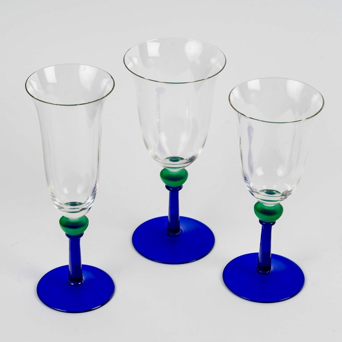 Juego de Copas para 10 personas fabricadas en cristal transparente, verde y azul por Christian Dior en la década de 1990.
Cada pieza está firmada 