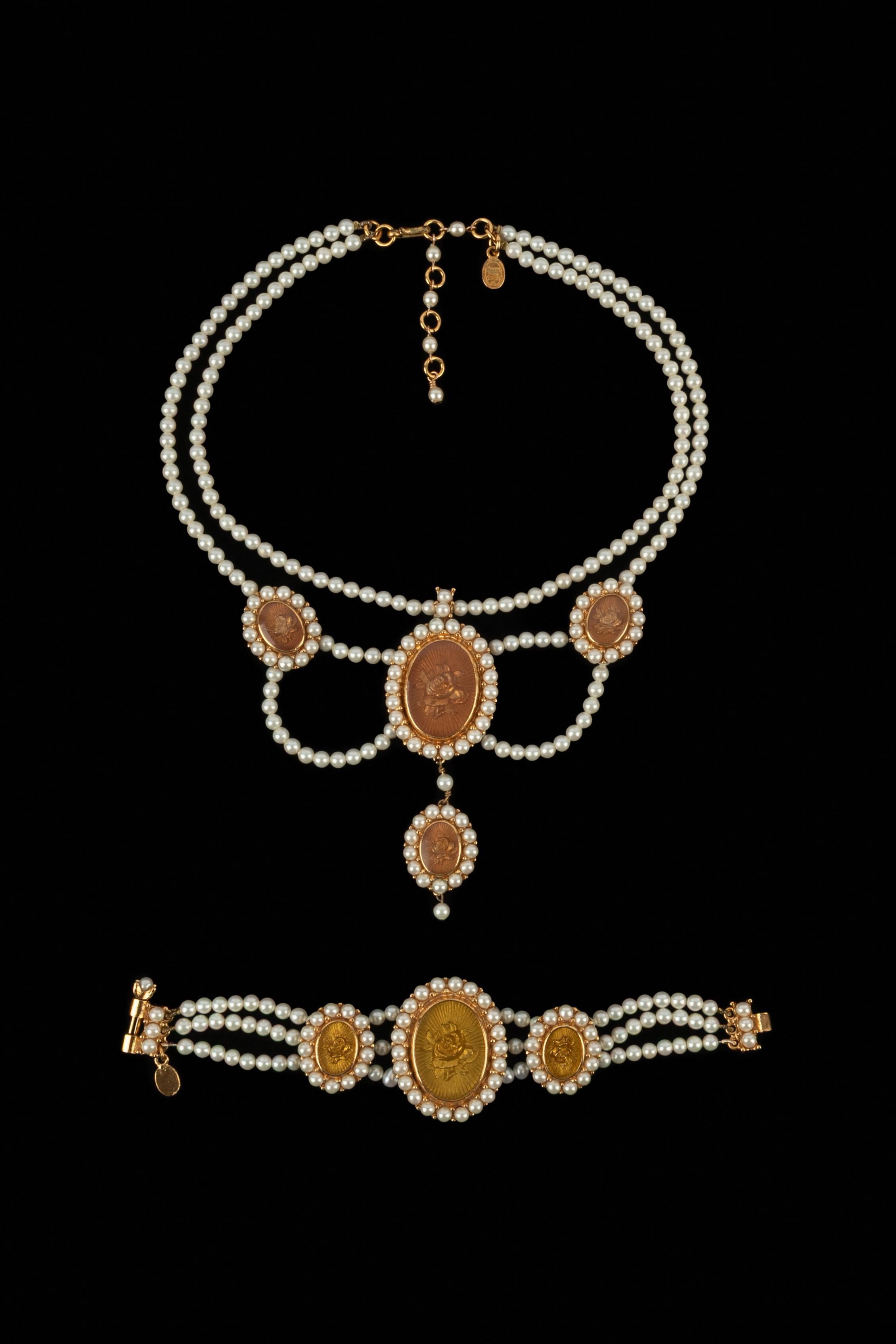 DIOR - Conjunto de metal dorado compuesto por un collar y una pulsera, con perlas de fantasía y camafeos. Una colección de entre 1990 y principios de la década de 2000, bajo la dirección artística de John Galliano.

Estado:
Muy buen