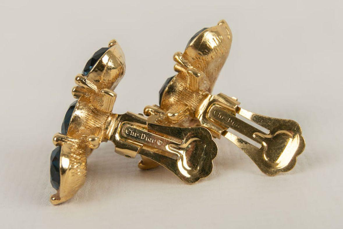 Christian Dior - Ensemble collier et boucles d'oreilles en métal doré et strass bleus en vente 8