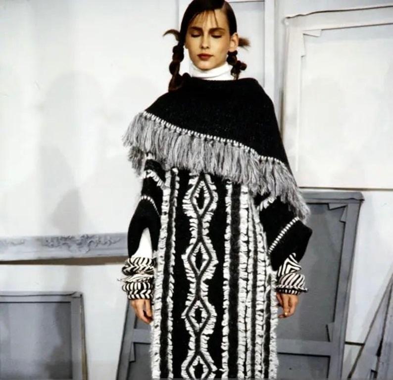 Dior - (Made in Italy) Set composto da un maglione e una gonna a tubo in rete bianca e grigia. Indicata la taglia M. Collezione Autunno-Inverno 1999, sotto la direzione artistica di John Galliano.

Informazioni aggiuntive:
Condizioni: Ottime