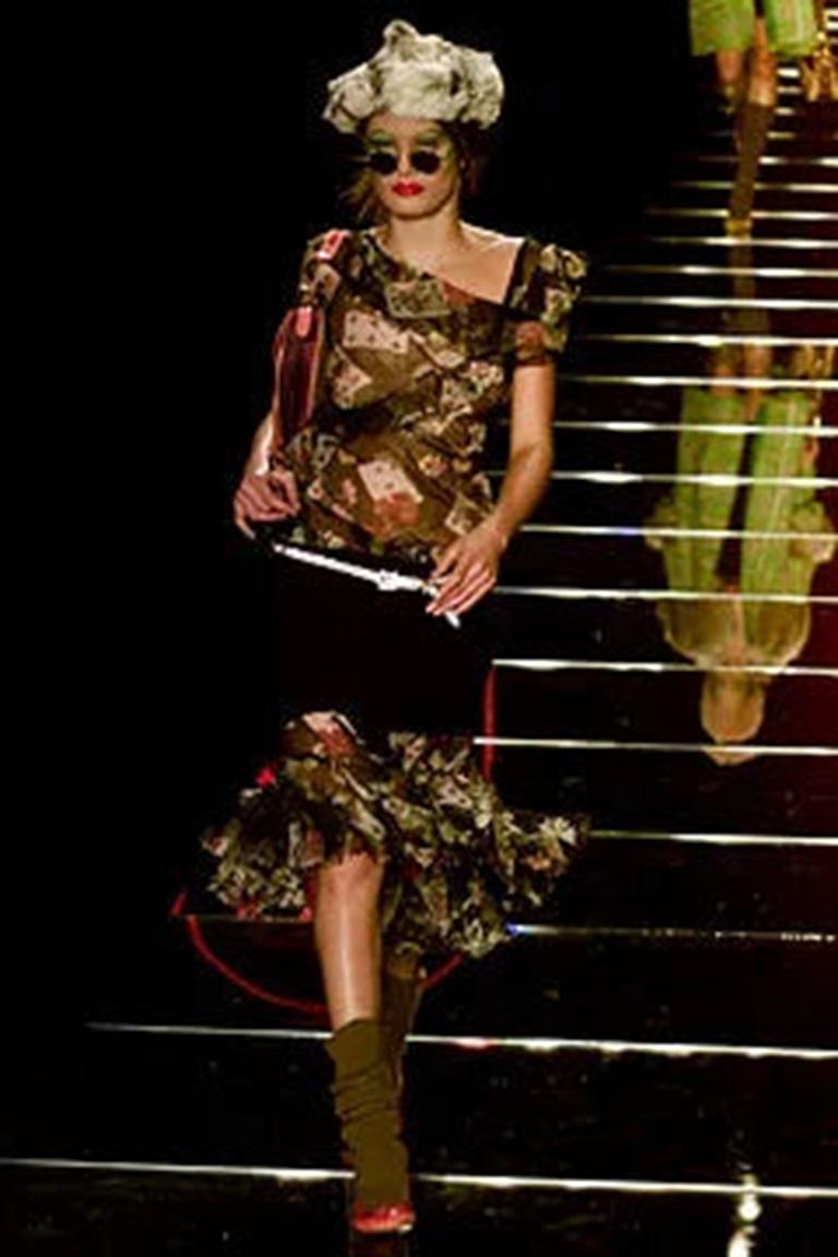 Dior - (Made in Italy) Completo composto da un top senza maniche in seta, cashmere e lana con motivi floreali e carte su sfondo nero e da pantaloni in velluto decorati con la stessa stampa. Taglia 42FR indicata. Collezione Autunno-Inverno 2002 sotto