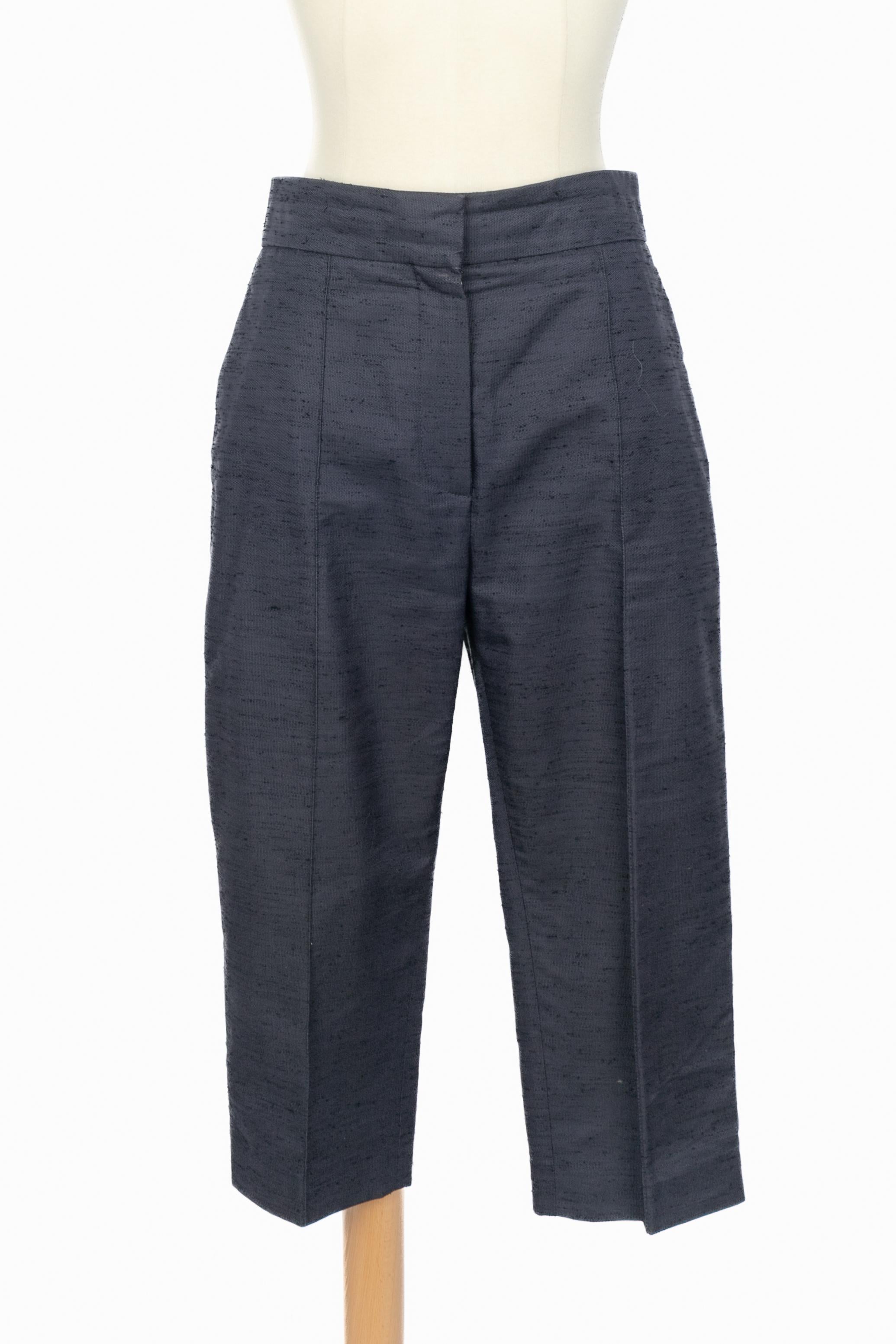 DIOR - (Made in Italy) Completo in cotone misto blu navy composto da mantella/giacca e pantaloni bermuda. Taglia 36FR indicata. Collezione Resort 2020 sotto la direzione artistica di Maria Grazia ChiURI.

Condizioni:
Ottime