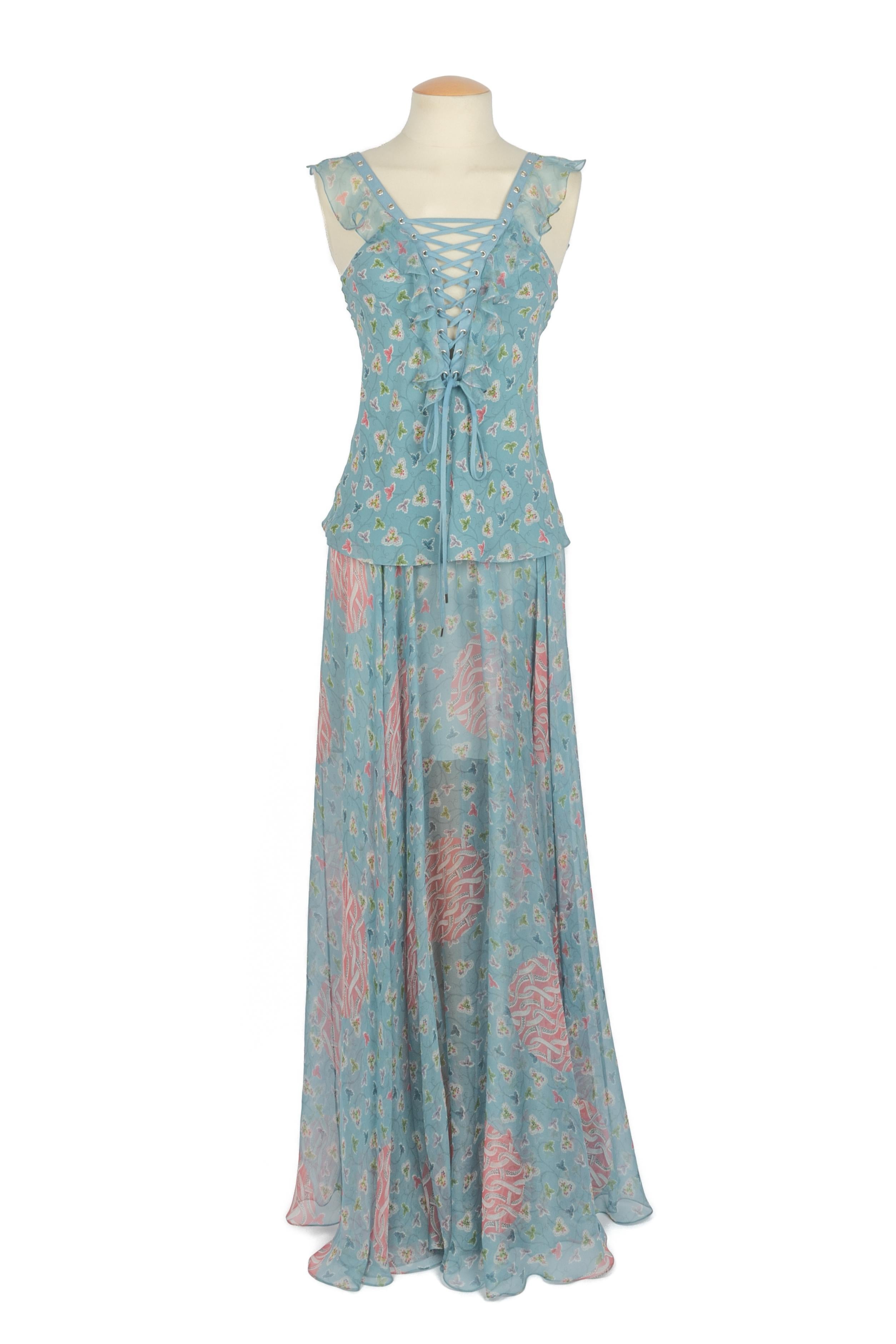 DIOR - (Made in France) Completo in mussola di seta blu stampato con motivi floreali multicolore. Scollo basso con allacciatura sul davanti e sul retro. Collezione primavera-estate 2003 