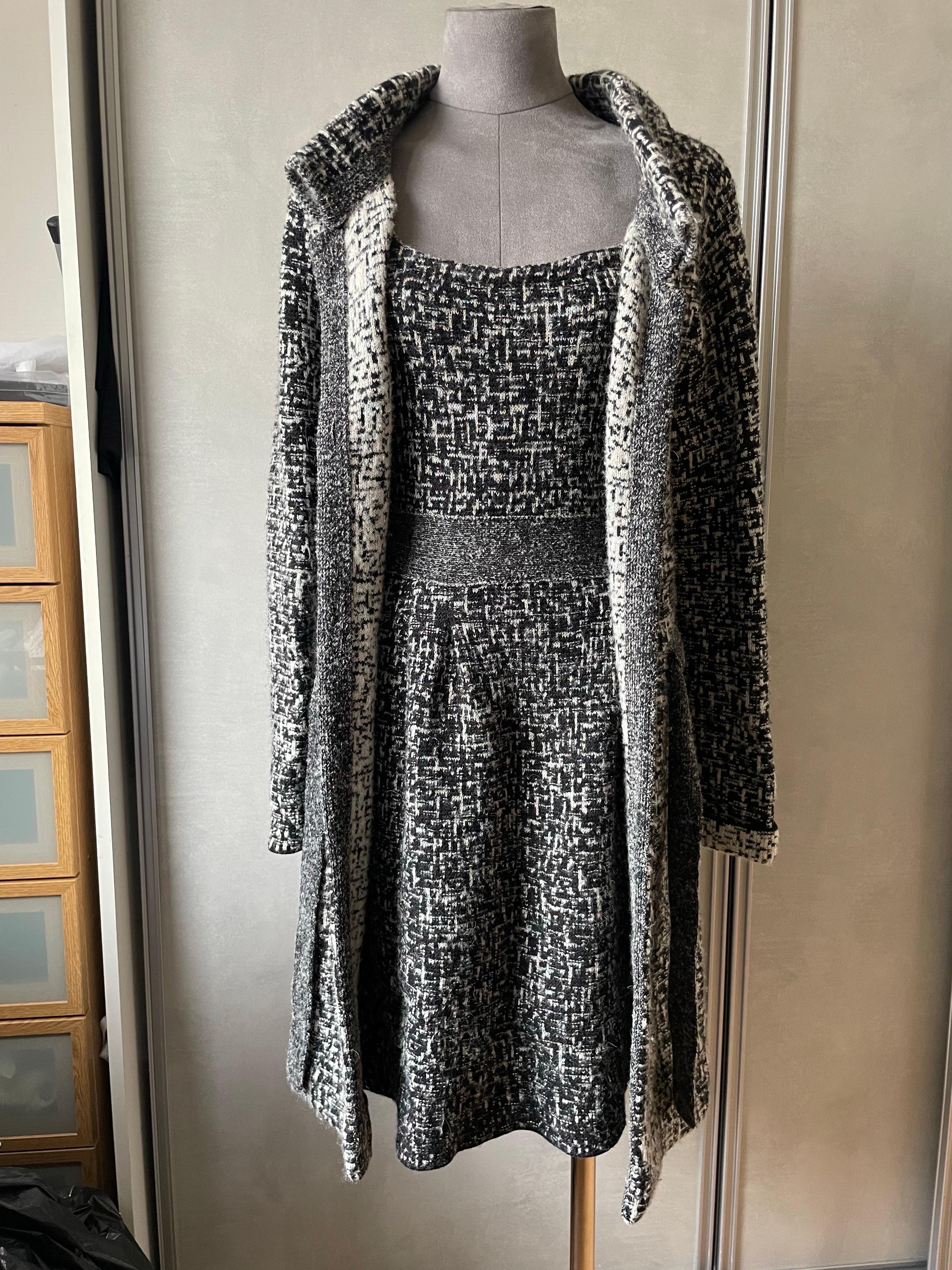 CHRISTIAN DIOR Abito e cappotto spesso insieme. Bellissimo colore grigio con fili metallici in modello tweed. Ottime condizioni. Taglia 38FR, 10UK, 6US.