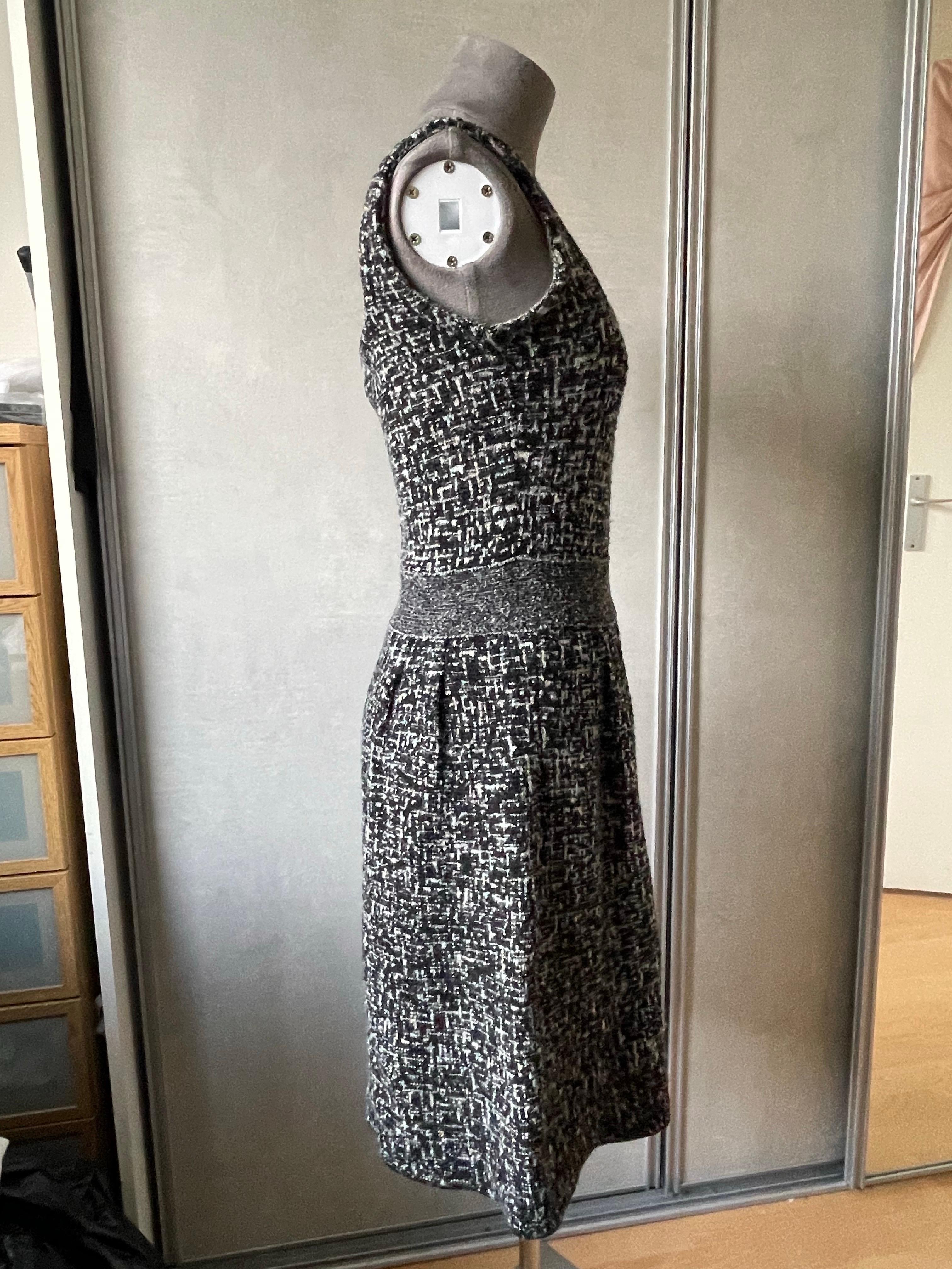 Christian Dior Set abito e gilet in tweed. In condizioni ottime in vendita a CACHAN, FR