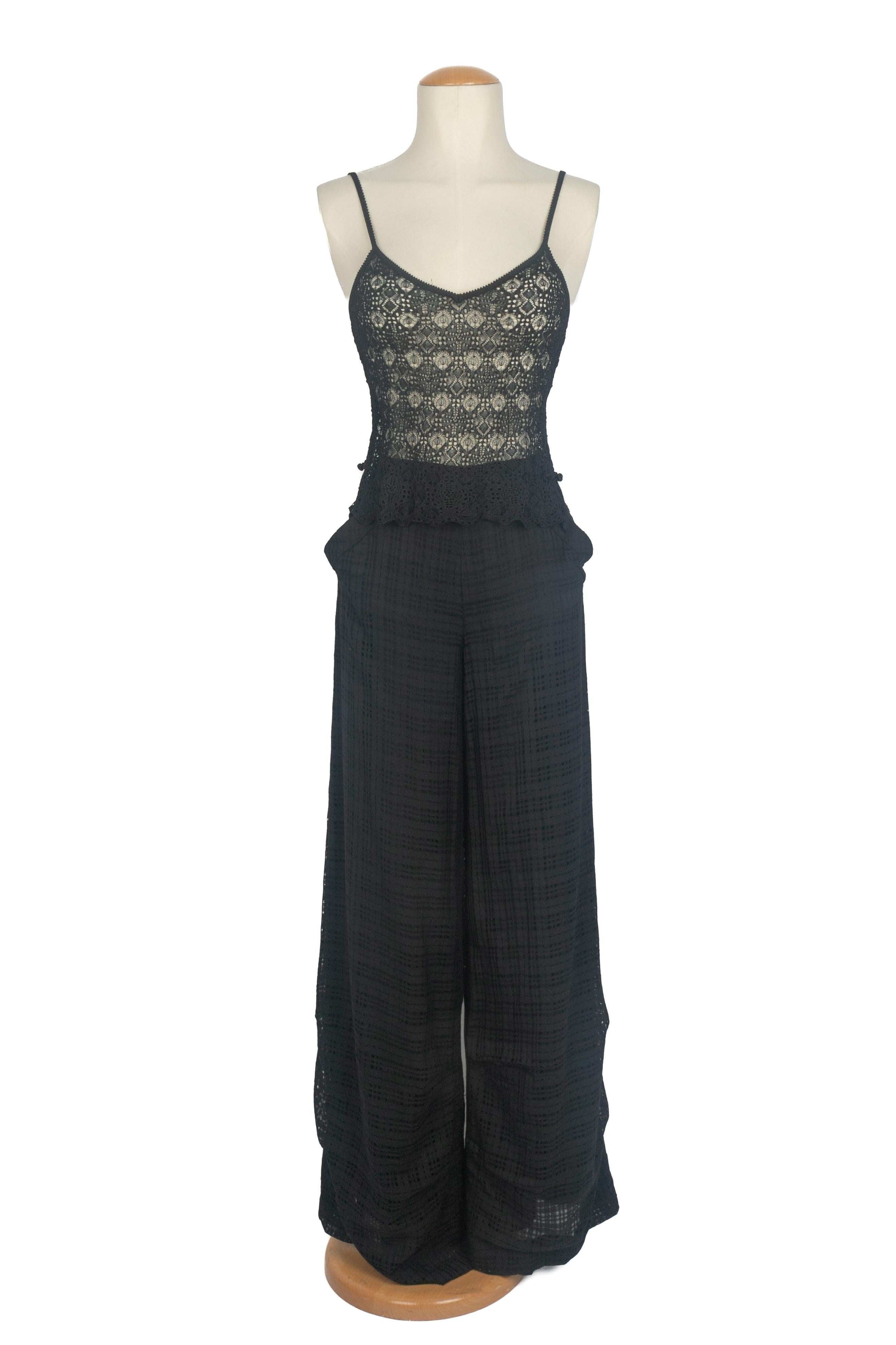 DIOR - (Fabricado en Francia) Conjunto negro compuesto por un top de rejilla y un pantalón ancho de lana mezclada con forro de seda. Talla 38FR indicada en el pantalón y talla S en el top. Colección Primavera-Verano 1999 bajo la dirección artística