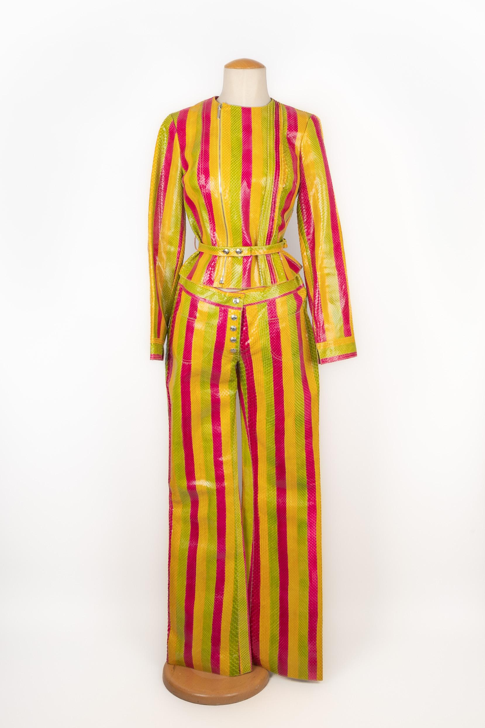 DIOR - (Made in France) Ensemble python composé d'un pantalon et d'une veste, imprimé de rayures roses, jaunes et vertes. Doublure en soie. Taille 38FR indiquée. Collectional printemps-été 2002 sous la direction artistique de John Galliano.

Condit
