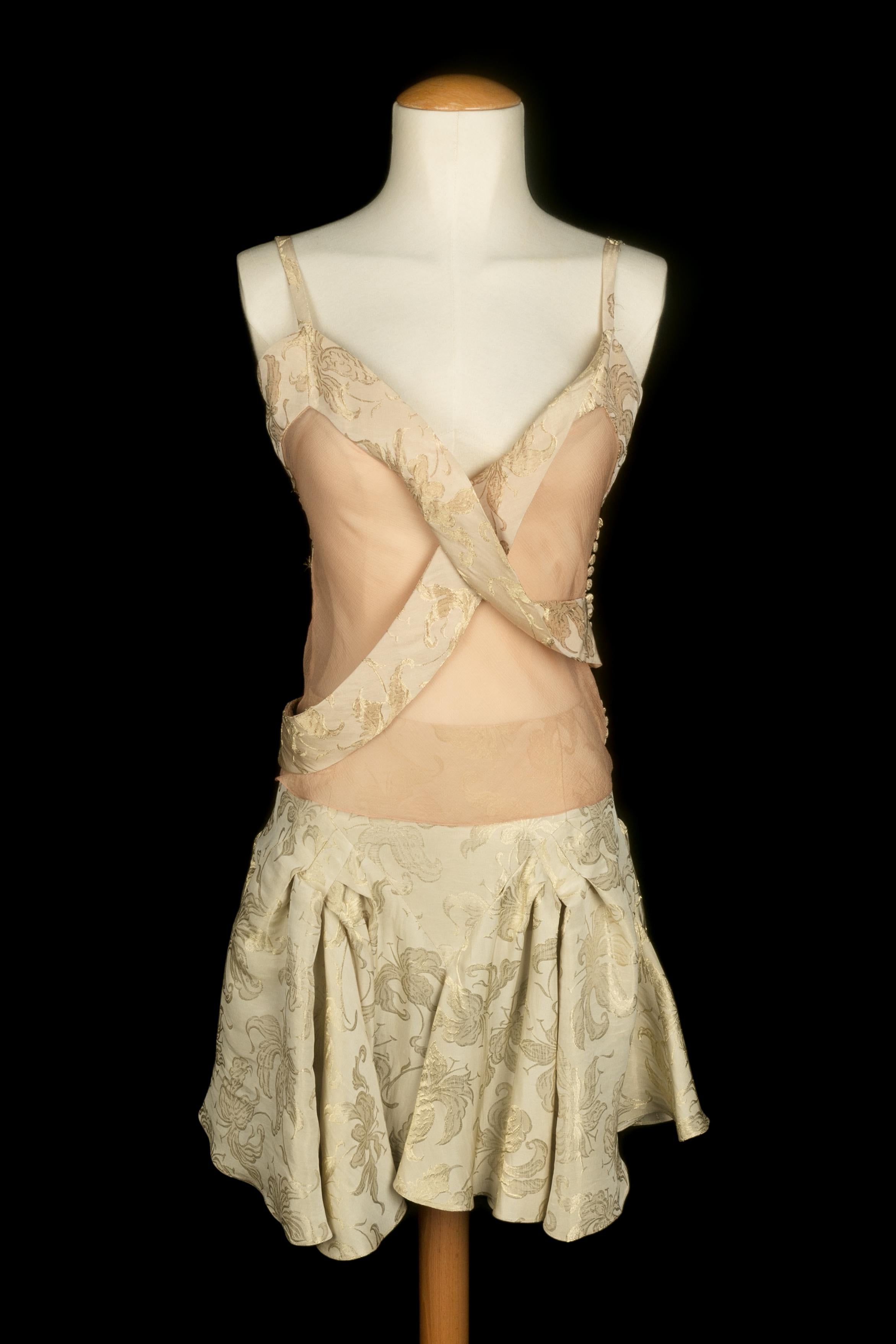 DIOR - Ensemble en mousseline de soie rose transparente composé d'un top et d'une jupe assortie à motif de fleurs en fil de lurex doré. Aucune taille n'est indiquée, il convient à un 38FR/40FR. Collectional printemps-été 2003 sous la direction