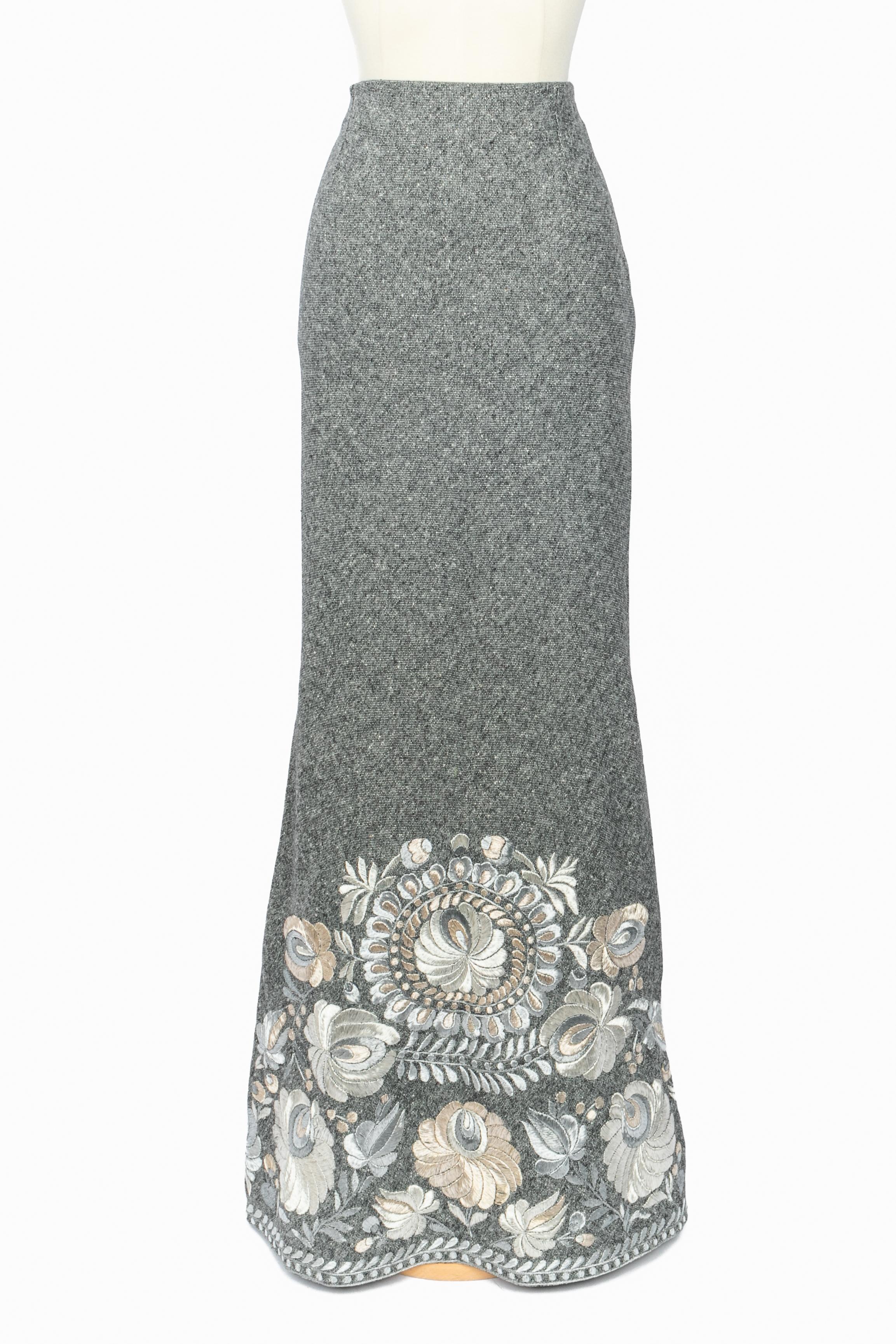 DIOR - (Made in France) Gray blended cashmere and wool set composed of a jacket and a long skirt. Impressive flower embroidery made of golden and silvery lurex. Size 38/40FR indicated. 1998 Fall-Winter Collection under the artistic direction of John