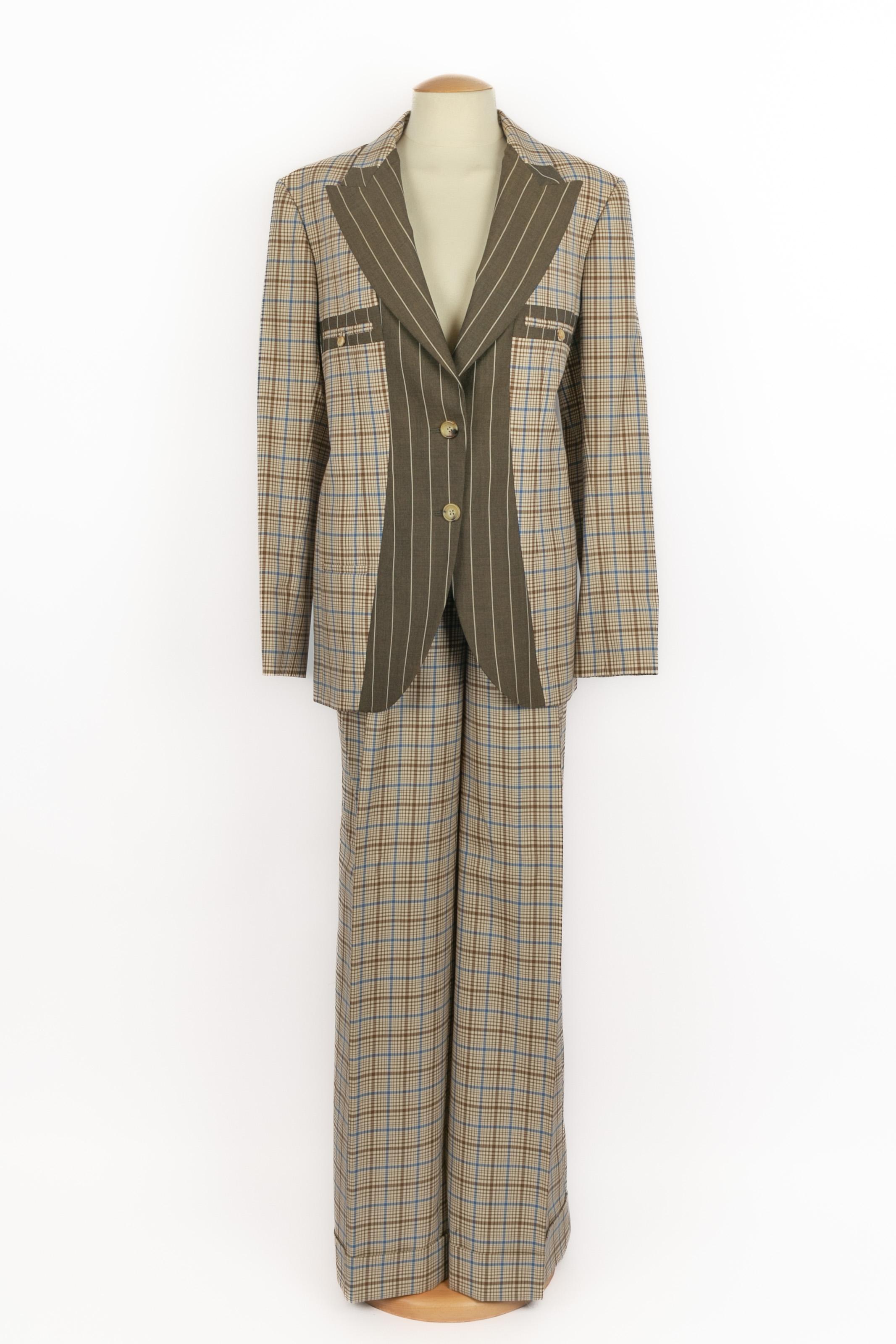 DIOR - (Made in France) Completo in lana tartan blu, marrone e beige composto da giacca e pantaloni, con gonna a righe beige e marrone. Taglia 44FR indicata per la gonna e i pantaloni // 42FR per la giacca. Collezione Autunno-Inverno 2001 sotto la