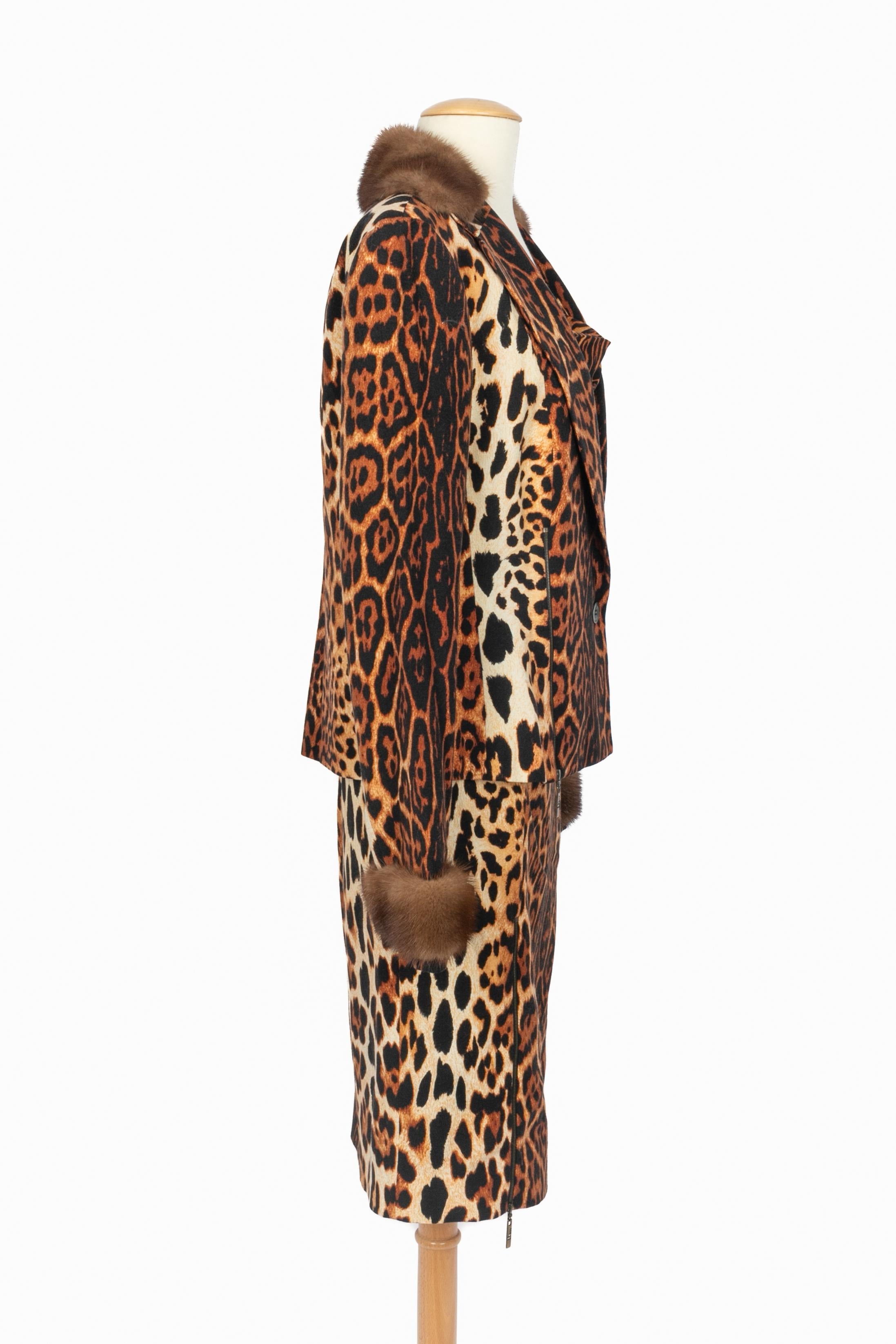 DIOR - (Made in France) Set a stampa animalier composto da una giacca, un top e una gonna. Pelliccia di visone sul colletto e sul fondo delle maniche della giacca. La parte superiore in seta è decorata con charme in resina arancione ornati da strass