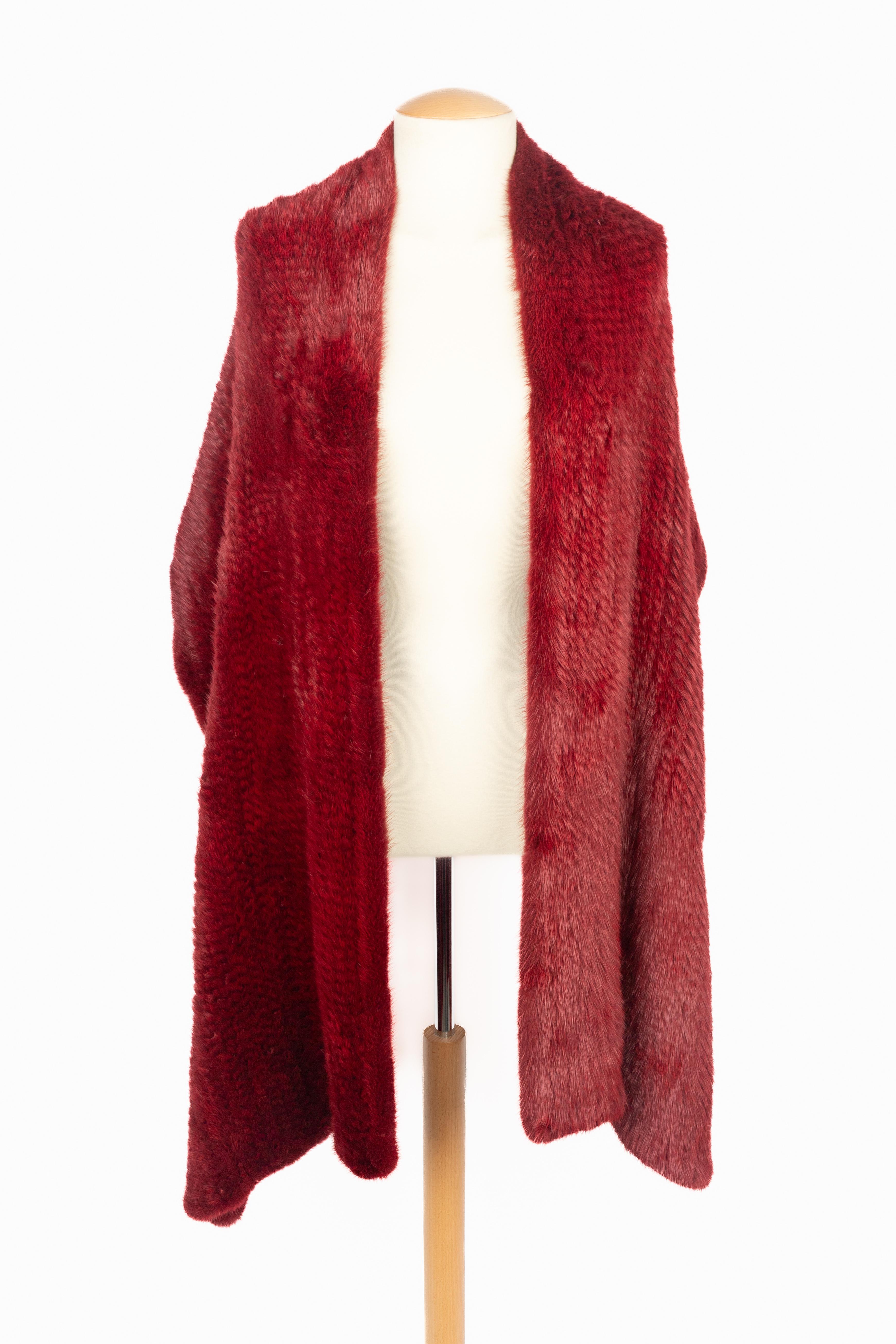 DIOR - Chal de punto de piel de visón rojo. Colección Otoño-Invierno 1999 bajo la dirección artística de John Galliano.

Estado:
Muy buen estado

Dimensiones:
Longitud: 210 cm - Altura: 46 cm

SKU:FFD2