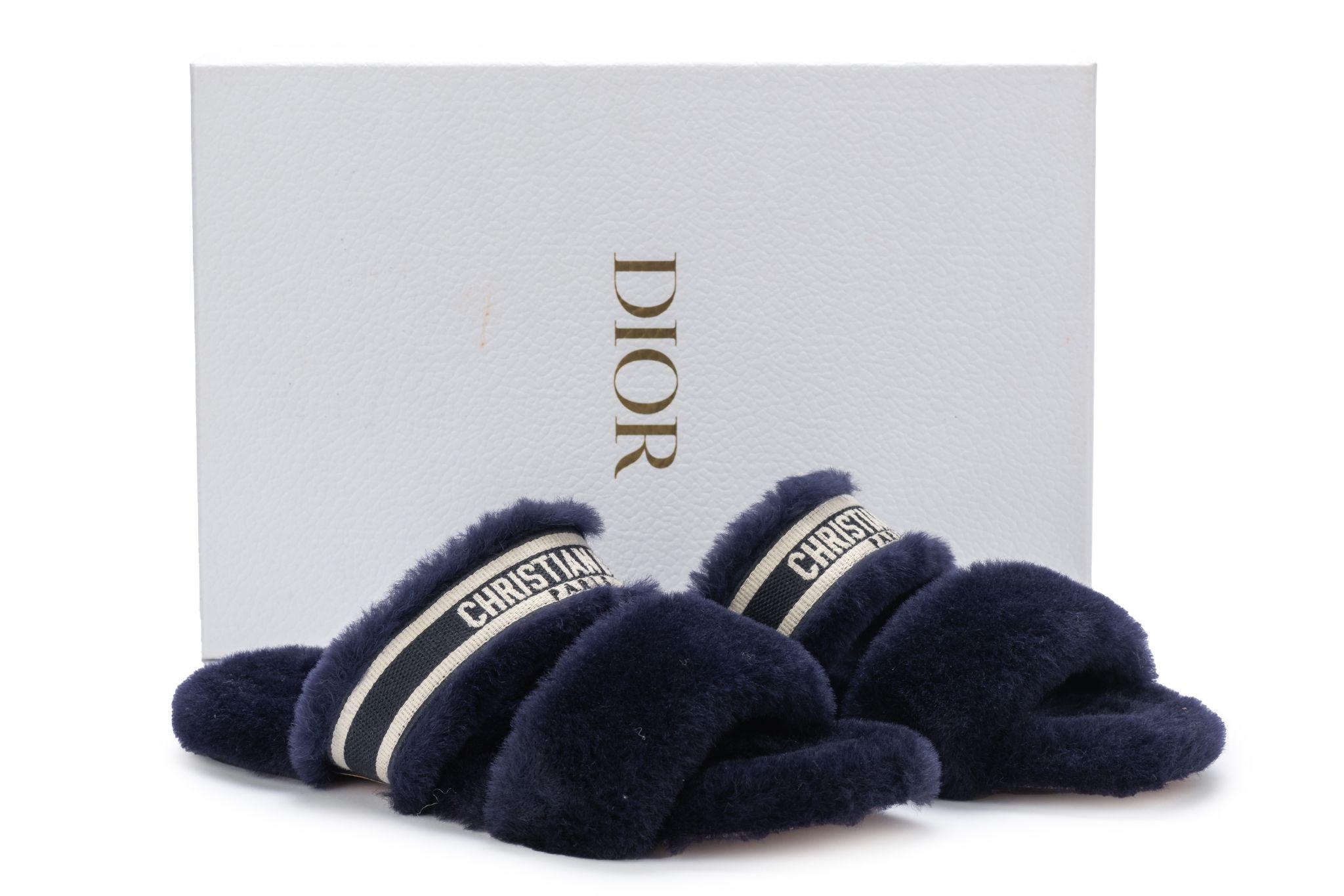 Sandales en shearling Christian Dior en marine. Les chaussures sont neuves et font la taille 37,5 pour l'UE et la taille 6,5 pour les États-Unis. Boîte d'origine incluse.