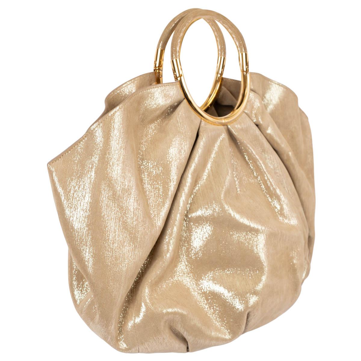 100% authentique Christian Dior soft Babe sac à main hobo en cuir beige doré brillant avec des ferrures dorées. Le modèle présente des fronces et des poignées circulaires gravées d'un logo. Doublé de nylon écru. Livré avec une pochette cosmétique