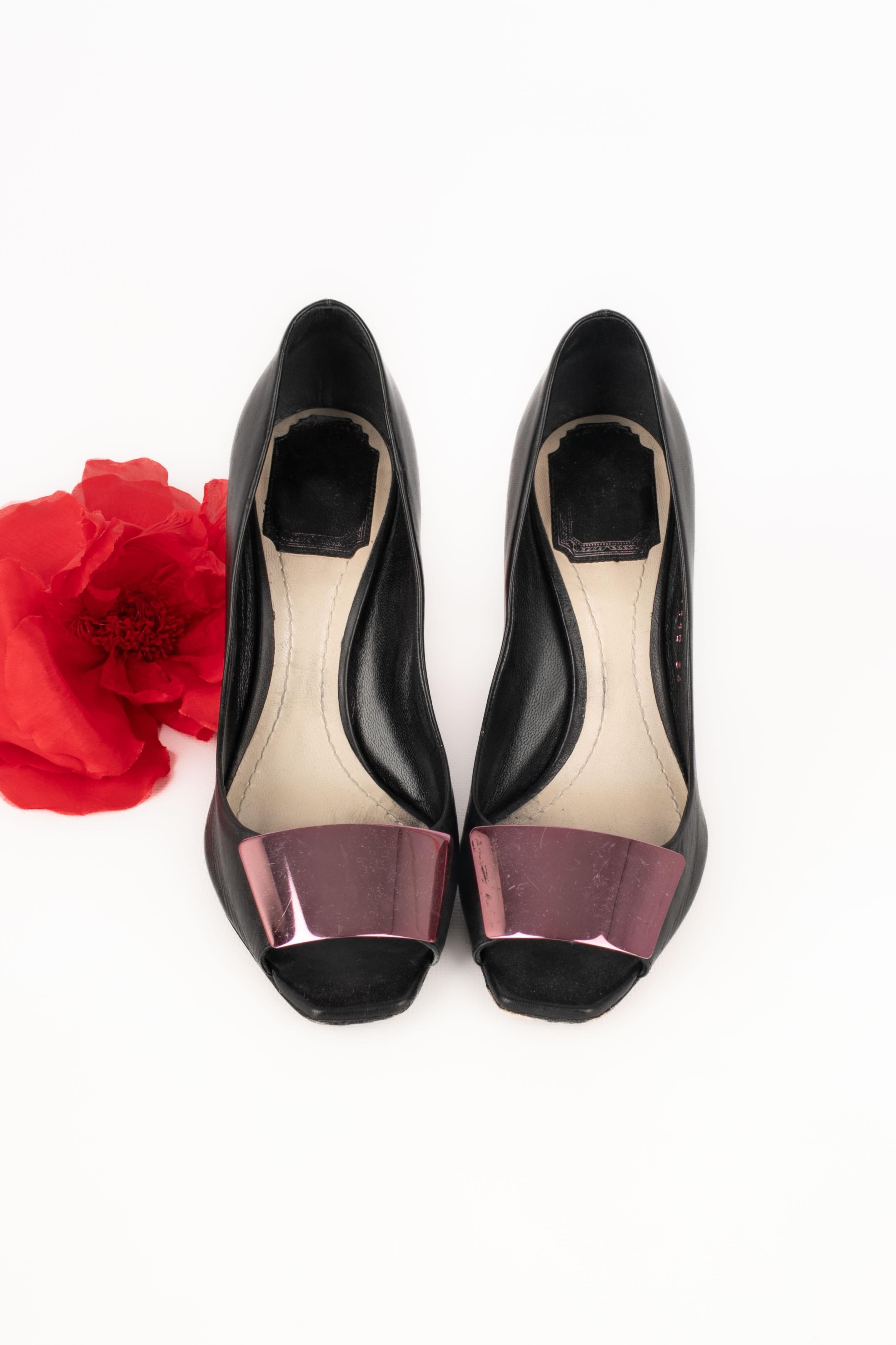 DIOR - (Made in Italy) Black leather pumps with pink metal geometric decoration. Size indicated 36FR.

Condition:
Good condition

Dimensions:
Heel Height : 10 cm

SKU:CH28