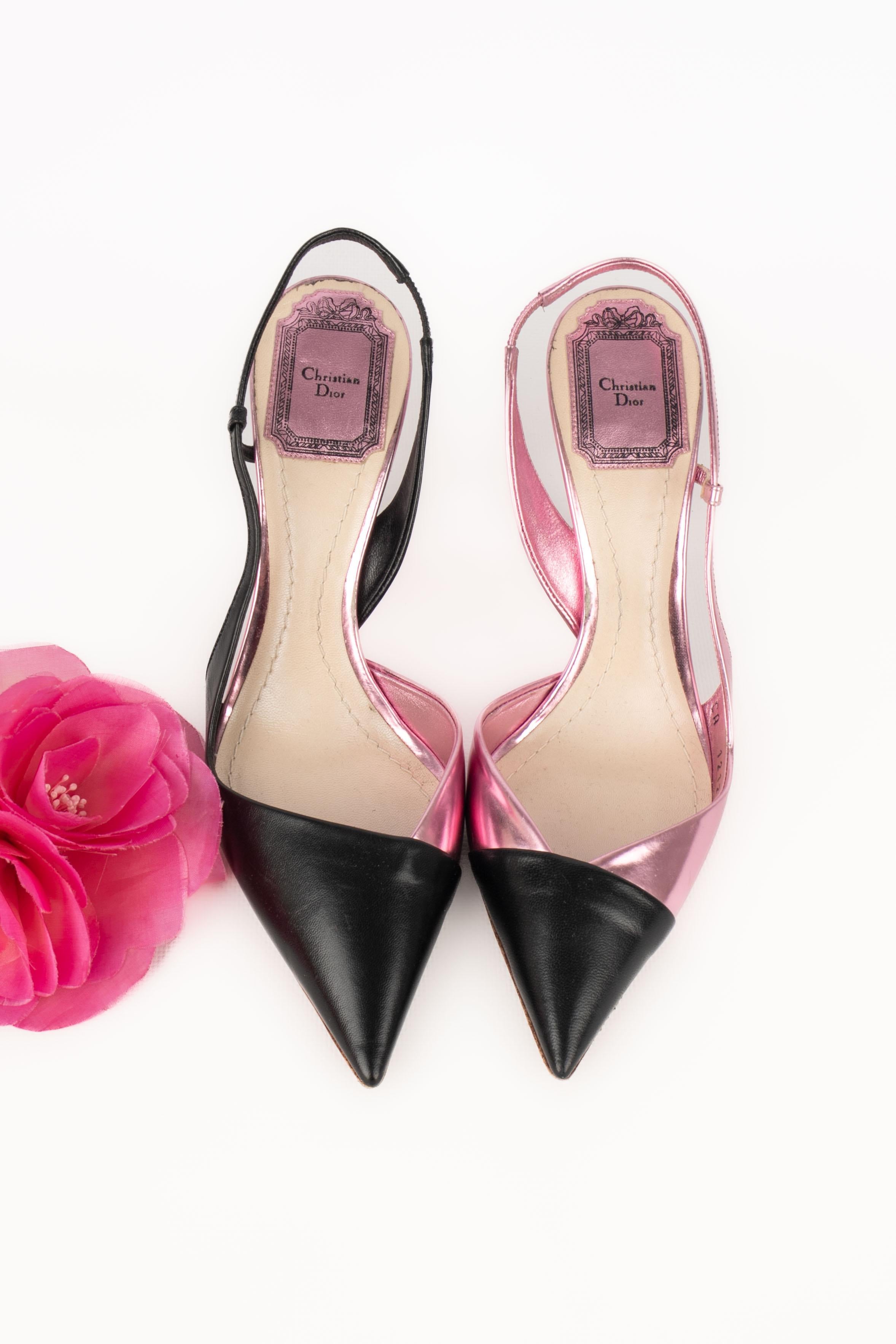 DIOR - (Made in Italy) Pumps aus schwarzem Leder und rosa Metallic-Leder. Größe 36FR angegeben.

Bedingung:
Sehr guter Zustand

Abmessungen:
Absatzhöhe: 10 cm

SKU:CH26