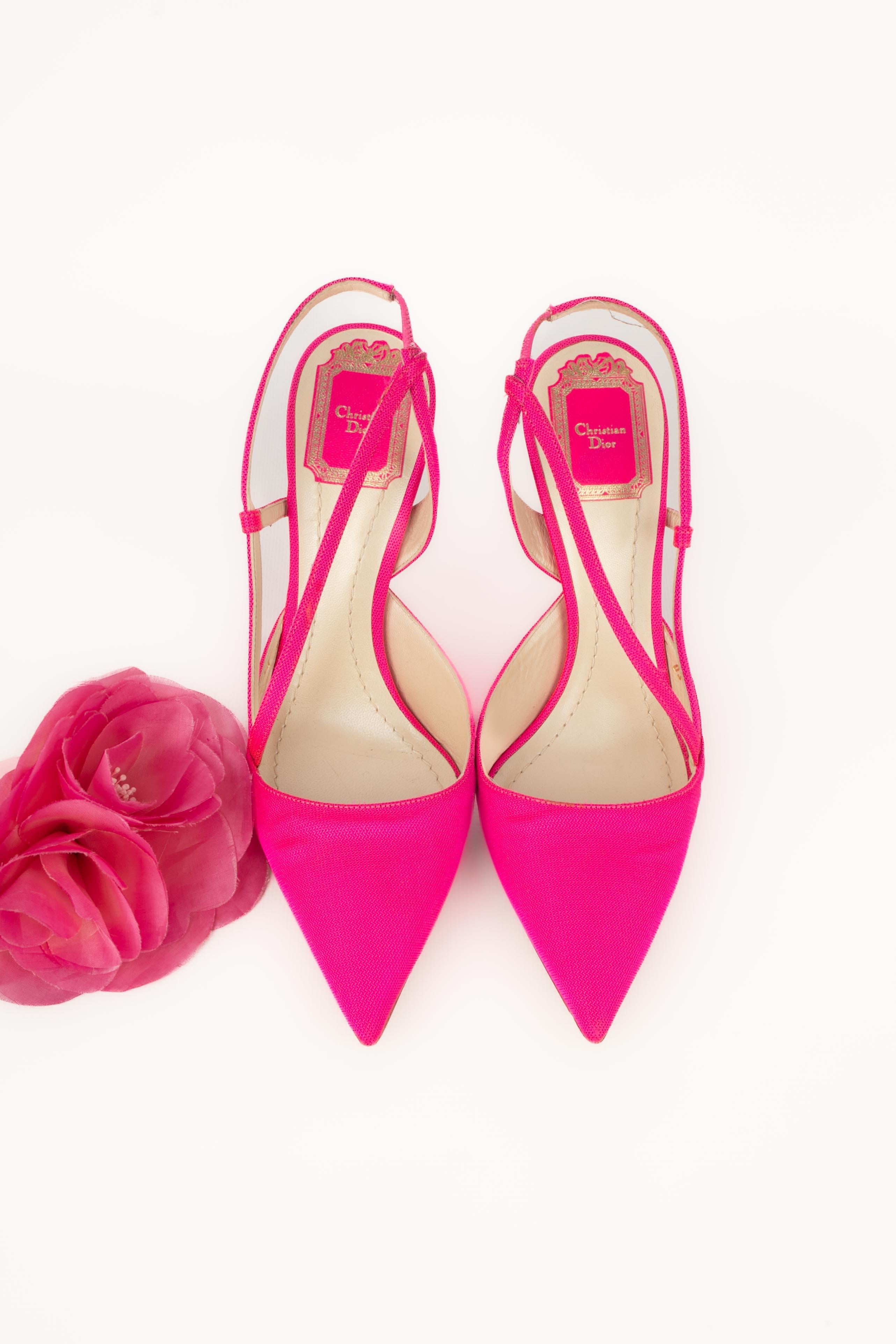 DIOR - (Made in Italy) Fuchsiafarbene Pumps. Größe 36FR angegeben.

Bedingung:
Sehr guter Zustand

Abmessungen:
Absatzhöhe: 10 cm

SKU:CH31