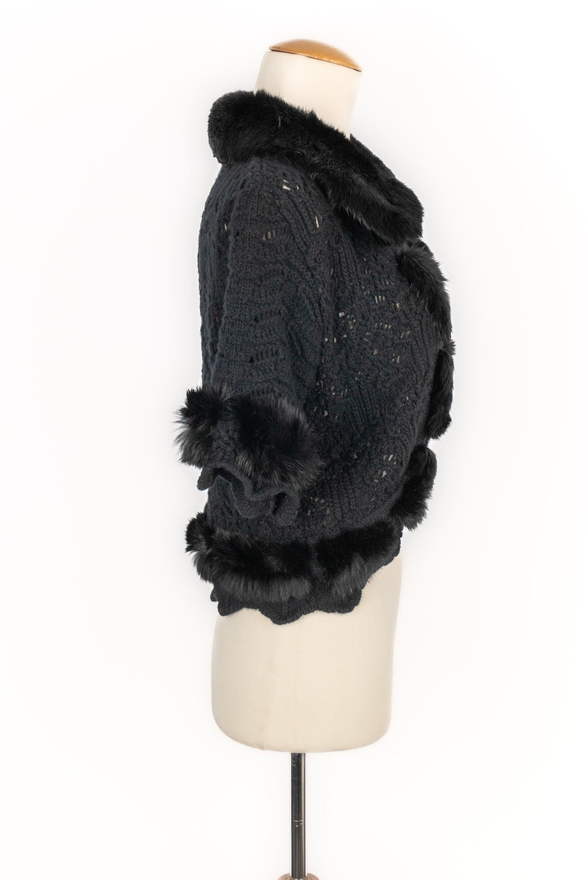 Dior - (Made in Italy) Short black crochet cardigan with fur. No size indicated, it fits a 36FR.

Additional information:
Condition: Very good condition
Dimensions: Sleeve length: 28 cm - Length: 44 cm

Seller Reference: FV161