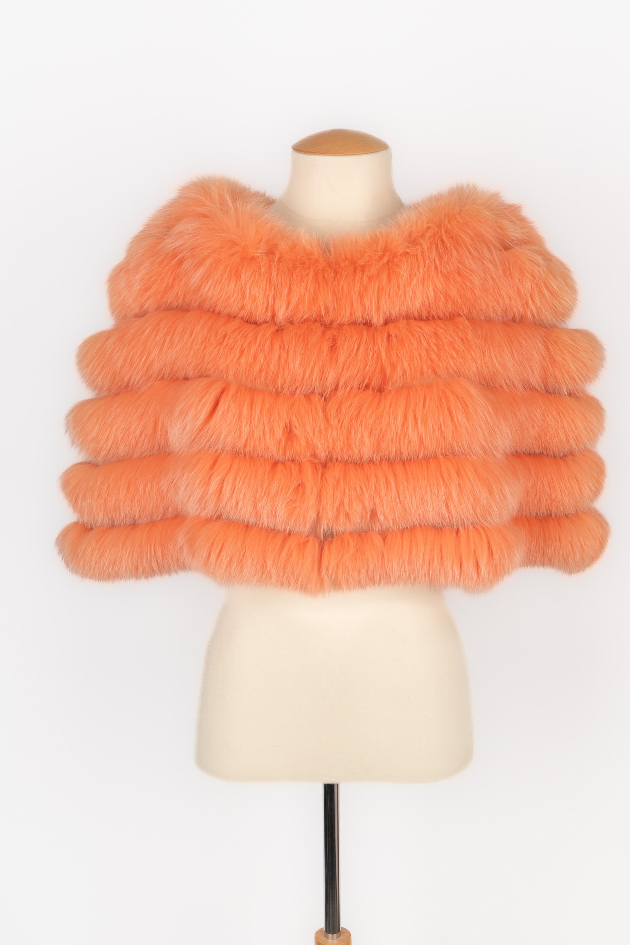 DIOR - (Fabriqué en Italie) Boléro en soie et fourrure de renard orange. Aucune taille n'est indiquée, il convient à un 36FR.

Condit :
Très bon état.

Dimensions :
Largeur des épaules : 42 cm - Hauteur : 40 cm

SKU:FV171