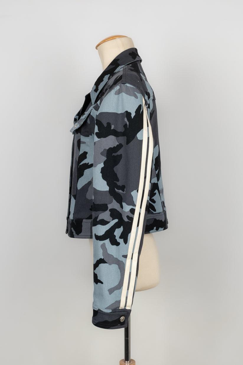Dior - Short jacket with military camouflage patterns in blue tones. Indicated size 42FR.

Additional information:
Condition: Very good condition
Dimensions: Shoulder width: 46 cm - Sleeve length: 58 cm - Length: 47 cm

Seller Reference: FV53