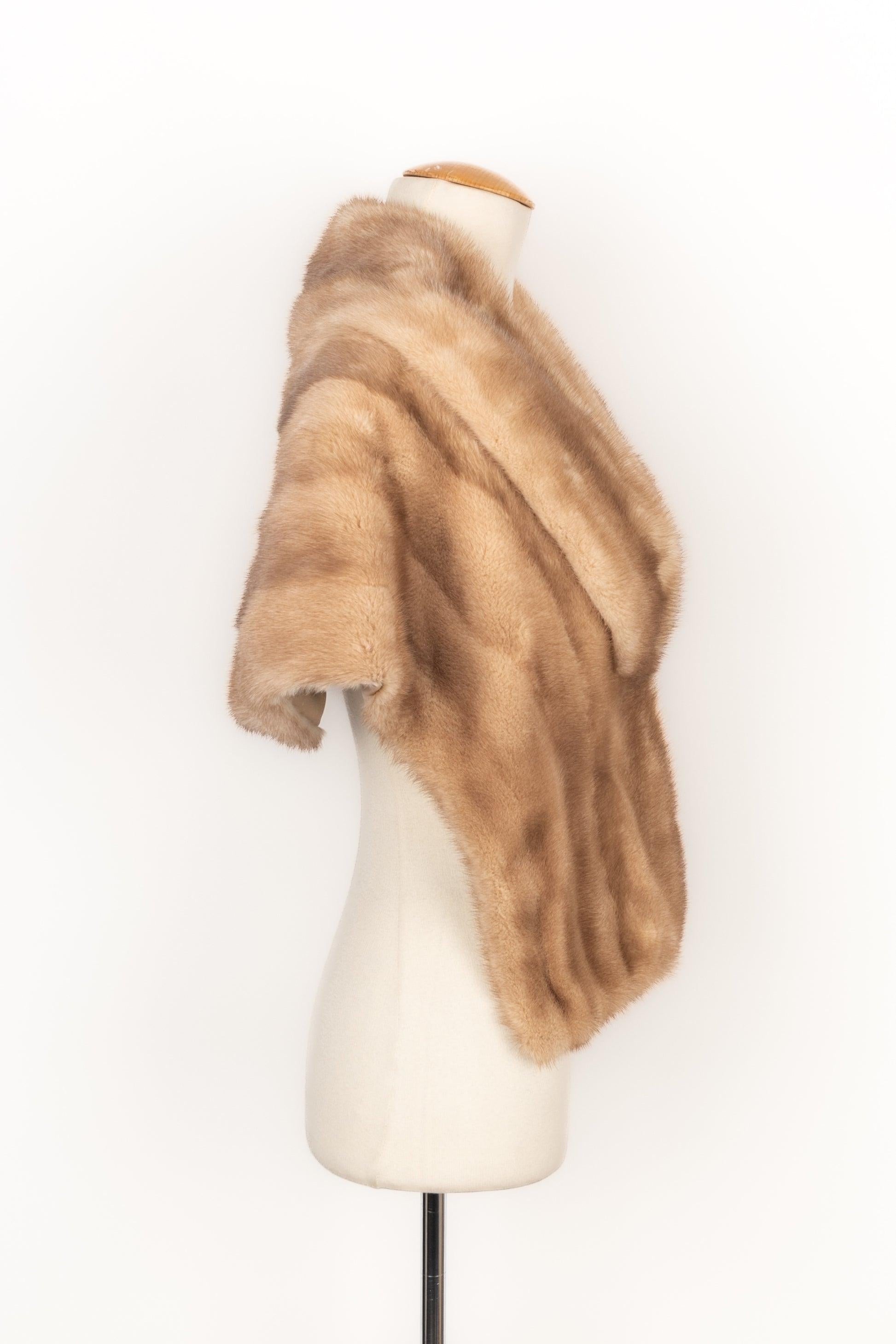 Dior - (Made in France) Short mink fur jacket with silk lining. Size M indicated. 2005 Fall-Winter Collection under the artistic direction of John Galliano.

Additional information:
Condition: Very good condition
Dimensions: Shoulder width: 50 cm -