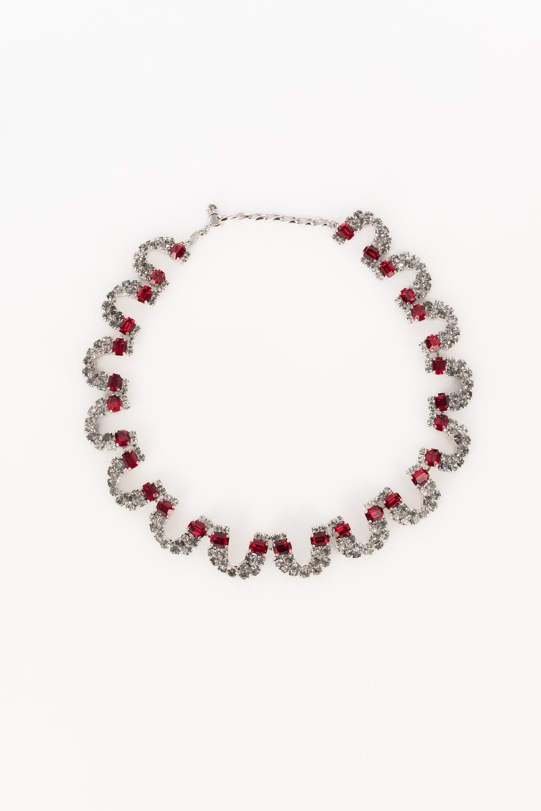 DIOR - (Made in France) Collana corta in metallo argentato con strass.

Informazioni aggiuntive:
Condizioni: Ottime condizioni
Dimensioni: Lunghezza: da 40 a 45 cm

SKU:BC123