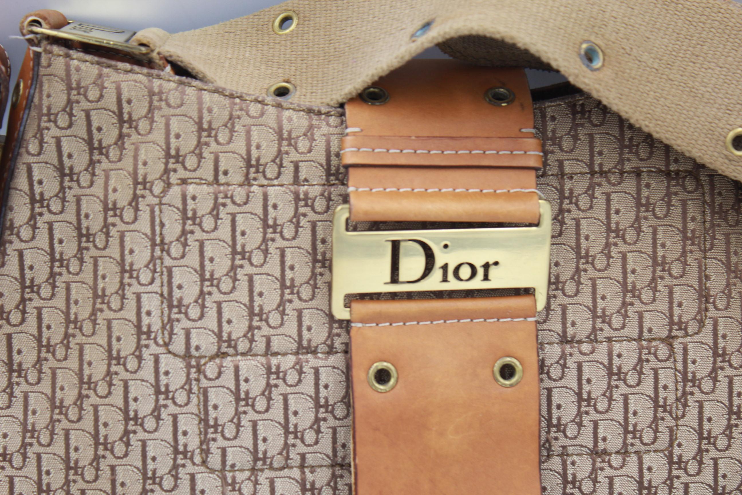 2002 Christian Dior by john Galliano monogram canvas bag in brown leather
Bag in good fait condition, it presents signs of wear in the leather but is still a beautiful piece
Some scratches in the hardware
Size 31x20 cm
