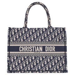 Christian Dior Signature Libro Mediano De Asa Superior Tote En Lienzo Azul Oblicuo