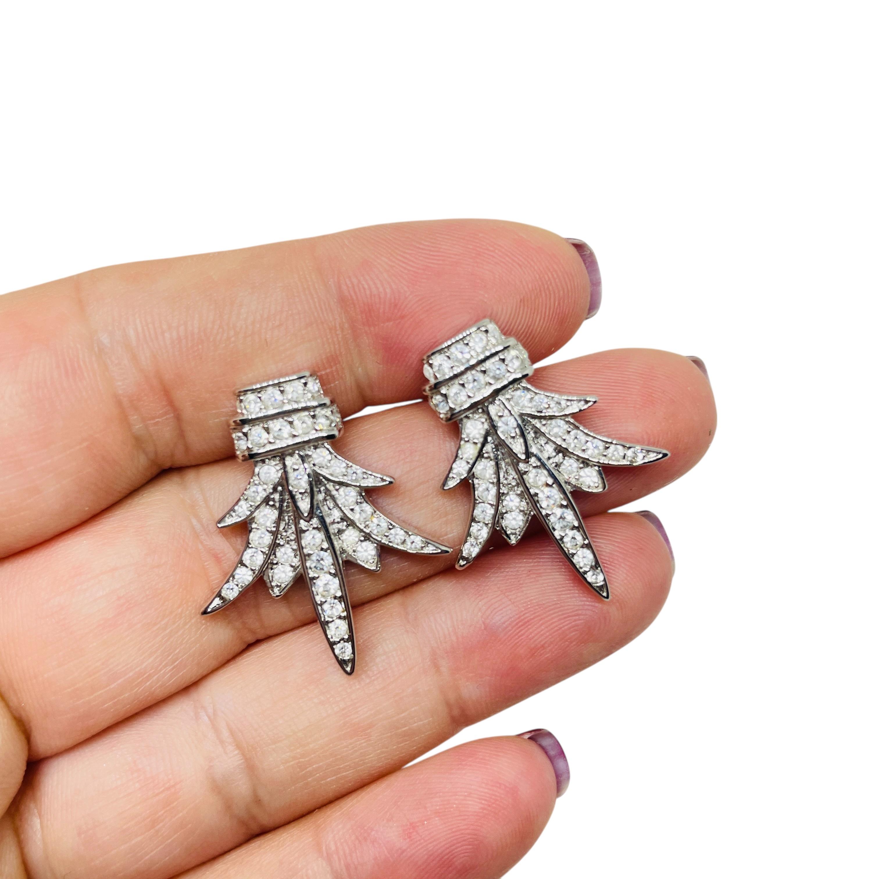 DETTAGLI

- firmato Monet

- tono argento con vetro

- orecchini vintage di design
 
MISURE  

- CONDIZIONE

-  ottime condizioni vintage con minimi segni di usura 

 Sku 54

❤️❤️   GIOIELLI DI DESIGN VINTAGE   ❤️❤️

❤️❤️  ALEXANDER'S BOUTIQUE  ❤️❤️