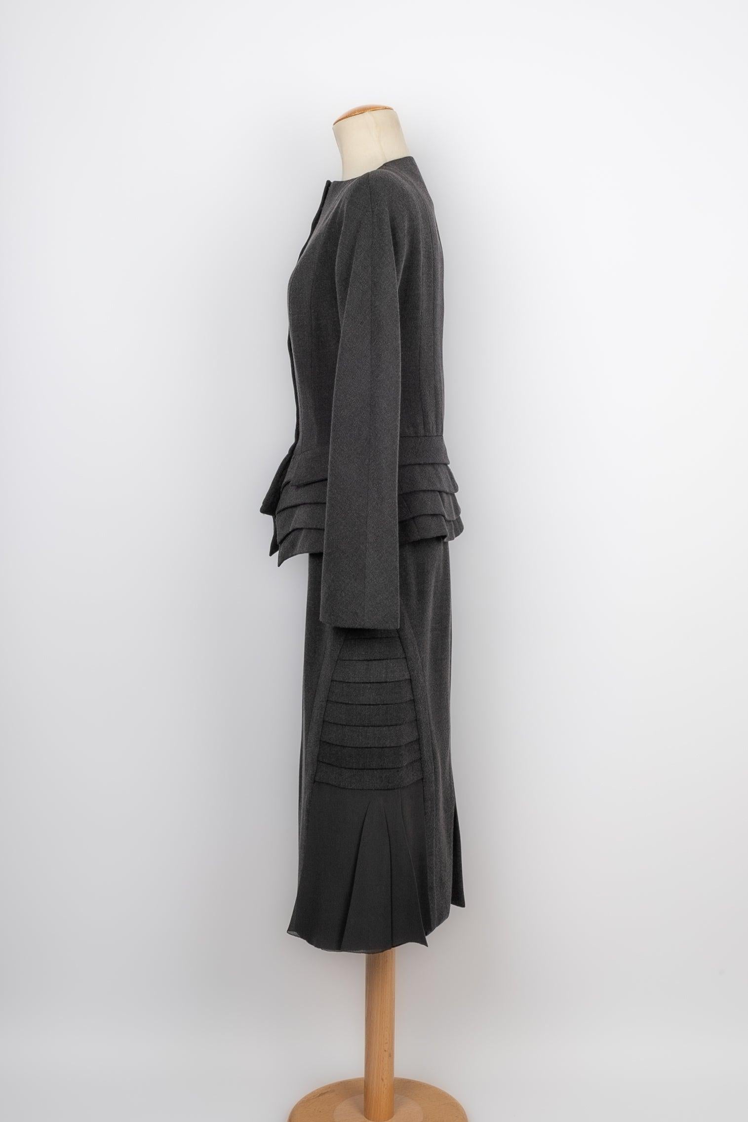 Dior- Haute Couture Set aus Seide und Wolle, bestehend aus einem Rock und einer Jacke. Keine Größenangabe, es passt eine 34FR.

Zusätzliche Informationen:
Zustand: Sehr guter Zustand
Abmessungen: Jacke: Schulterbreite: 37 cm - Brustkorb: 47 cm -