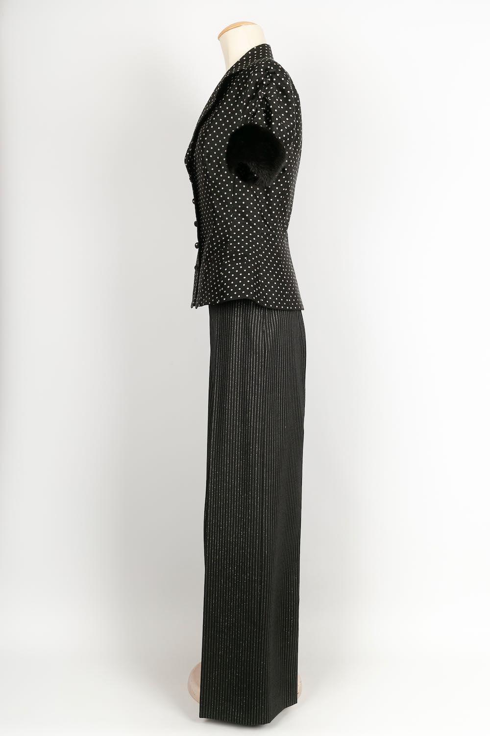 Dior -(Made in Italy) Anzug aus Seide und Wolle mit Nerzbesatz. Größenangabe 38FR für die Hose und 40FR für das Oberteil.

Zusätzliche Informationen: 

Abmessungen: Oberteil: Schultern: 40 cm, Brust: 42 cm, Taille: 38 cm, Länge: 58 cm 
Hose: Taille: