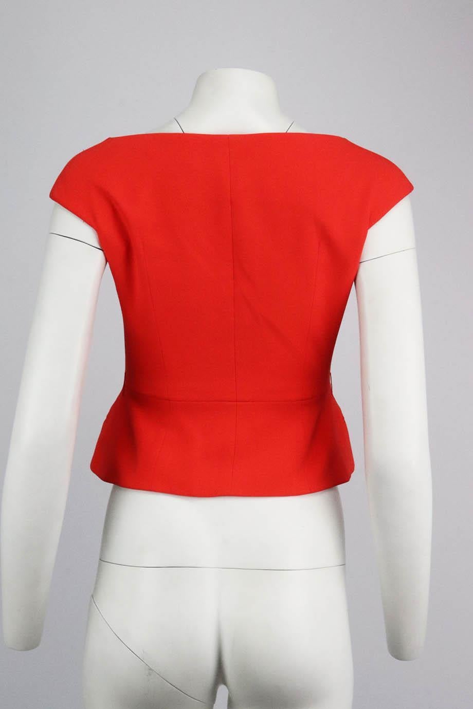Questo giubbotto senza maniche di Christian Dior è stato splendidamente confezionato per una vestibilità slim. Il gilet è realizzato in misto seta, la scollatura a V crea forma e struttura, così come la silhouette a portafoglio. Tessuto di seta