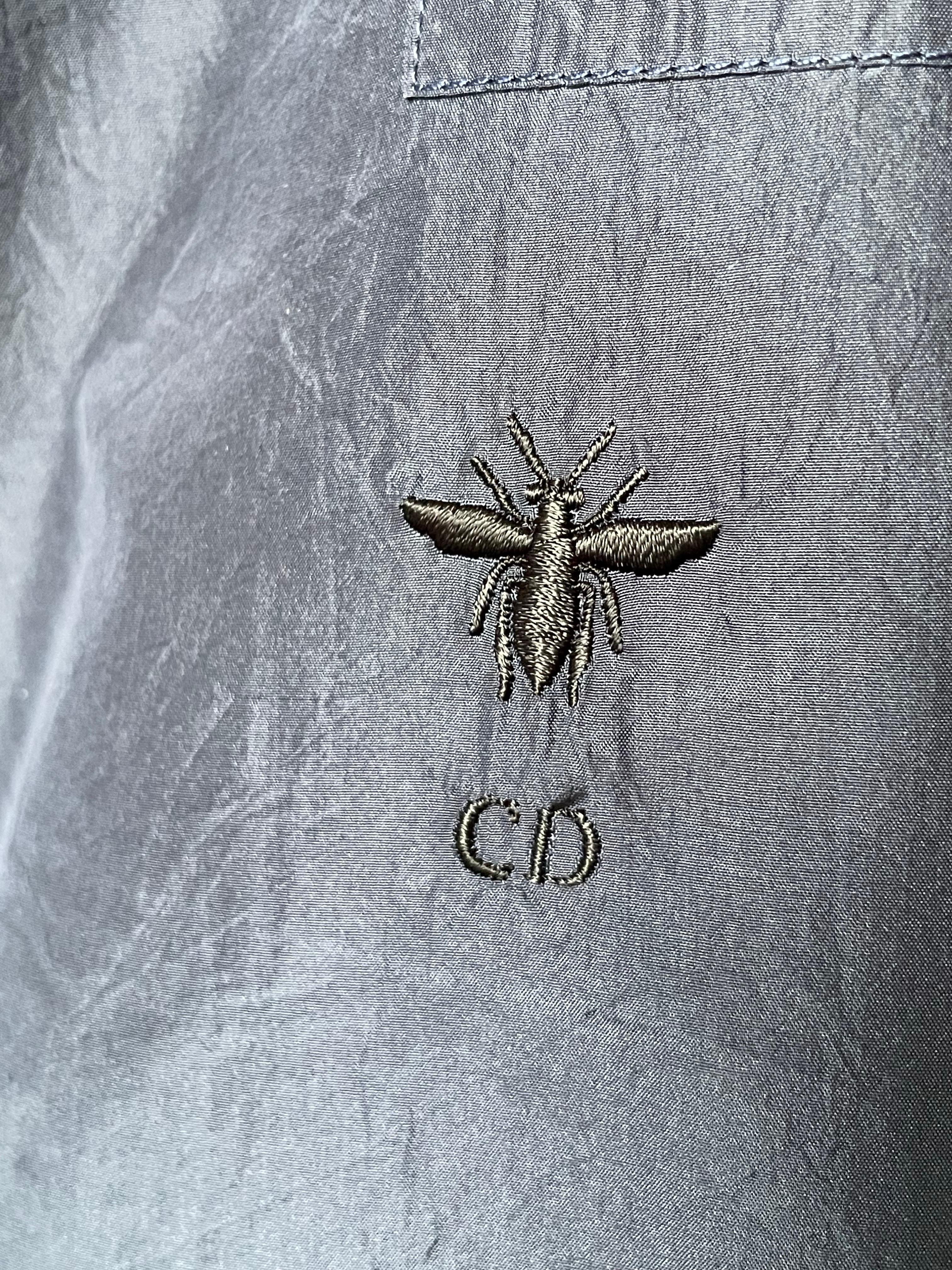 CHRISTIAN DIOR. Camisa de seda con el emblema de la abeja de la casa Dior bordado. Talla 34FR. 6UK 4US. En muy buen estado, sólo dos micromanchas muy discretas, que se ven en la foto.
