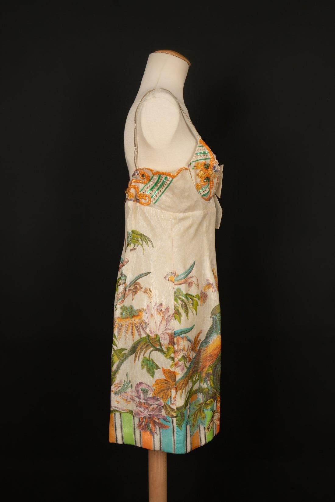 Dior - (Made in France) Silk dress embroidered with costume pearls. Indicated size 42FR.

Additional information:
Condition: Very good condition
Dimensions: Chest: 42 cm - Waist: 34 cm - Length: 75 cm

Seller Reference: VR237
