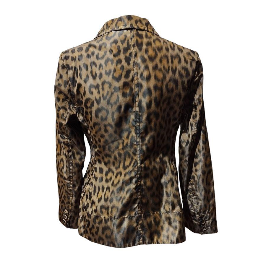 100% Silk Animalier pattern Button closure Two pockets Shoulder cm 37 (14,5 inches) Shoulder / hem cm 57 (22,4 inches) French size 36, italian 40 Original price euro 4500