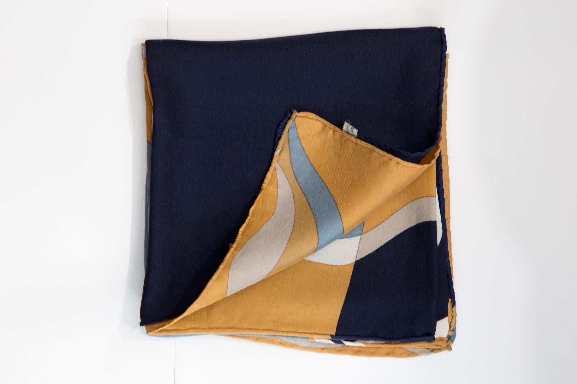 Christian Dior Seidenschal mit geometrischem, hypnotisierendem marineblauem Print, ein Markenzeichen von Christian Dior. 
Circa 1970er Jahre
In gutem Vintage-Zustand. Hergestellt in Frankreich.
77 cm (30 Zoll) x 77 cm (30 Zoll)
Wir garantieren