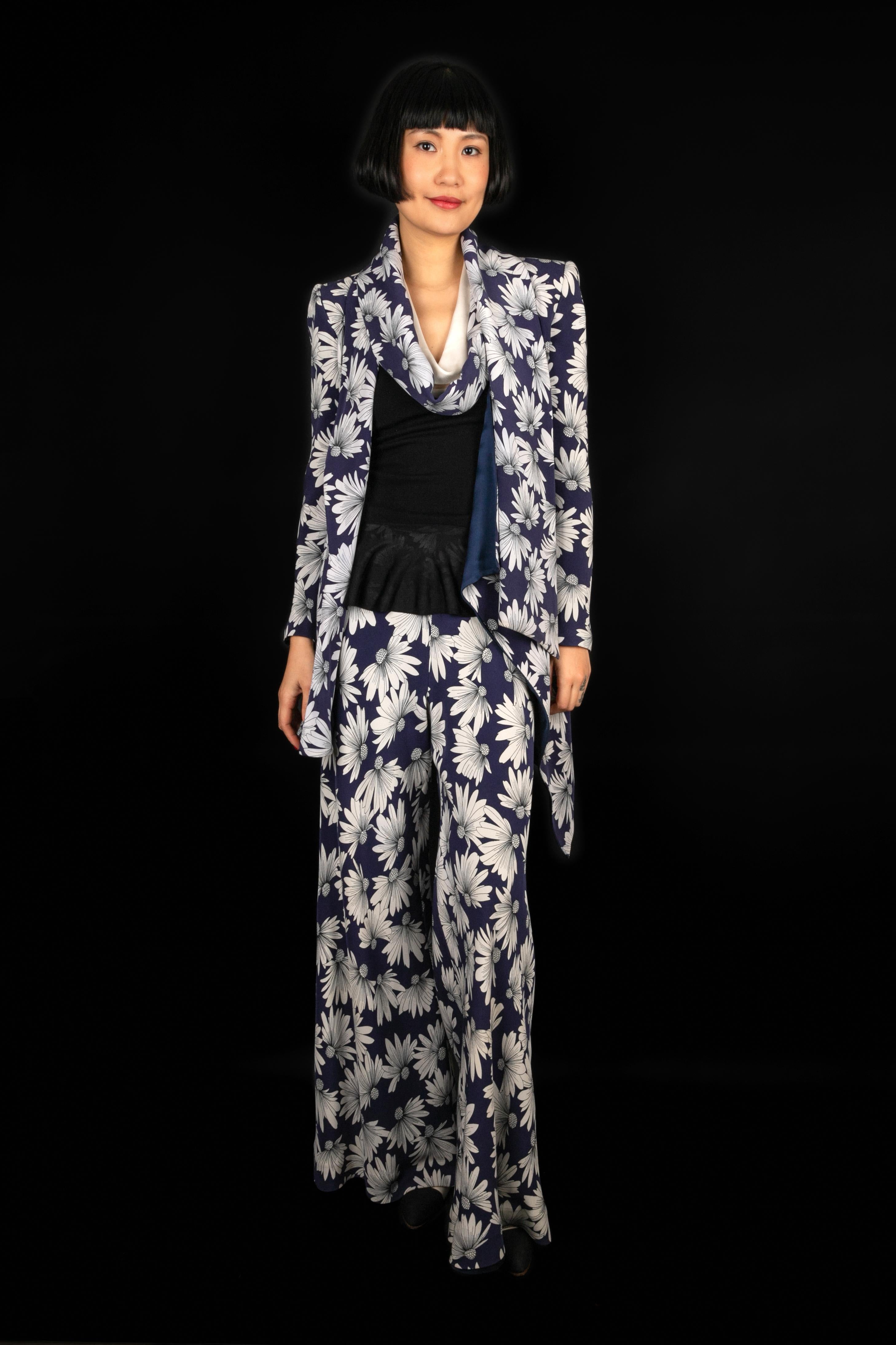 Dior - (Made in France) Ensemble en soie à motif floral sur fond bleu composé d'un pantalon large et d'une veste. Taille 38FR indiquée. Collectional 1998, sous la direction de John Galliano.

Informations complémentaires :
Condit : Très bon