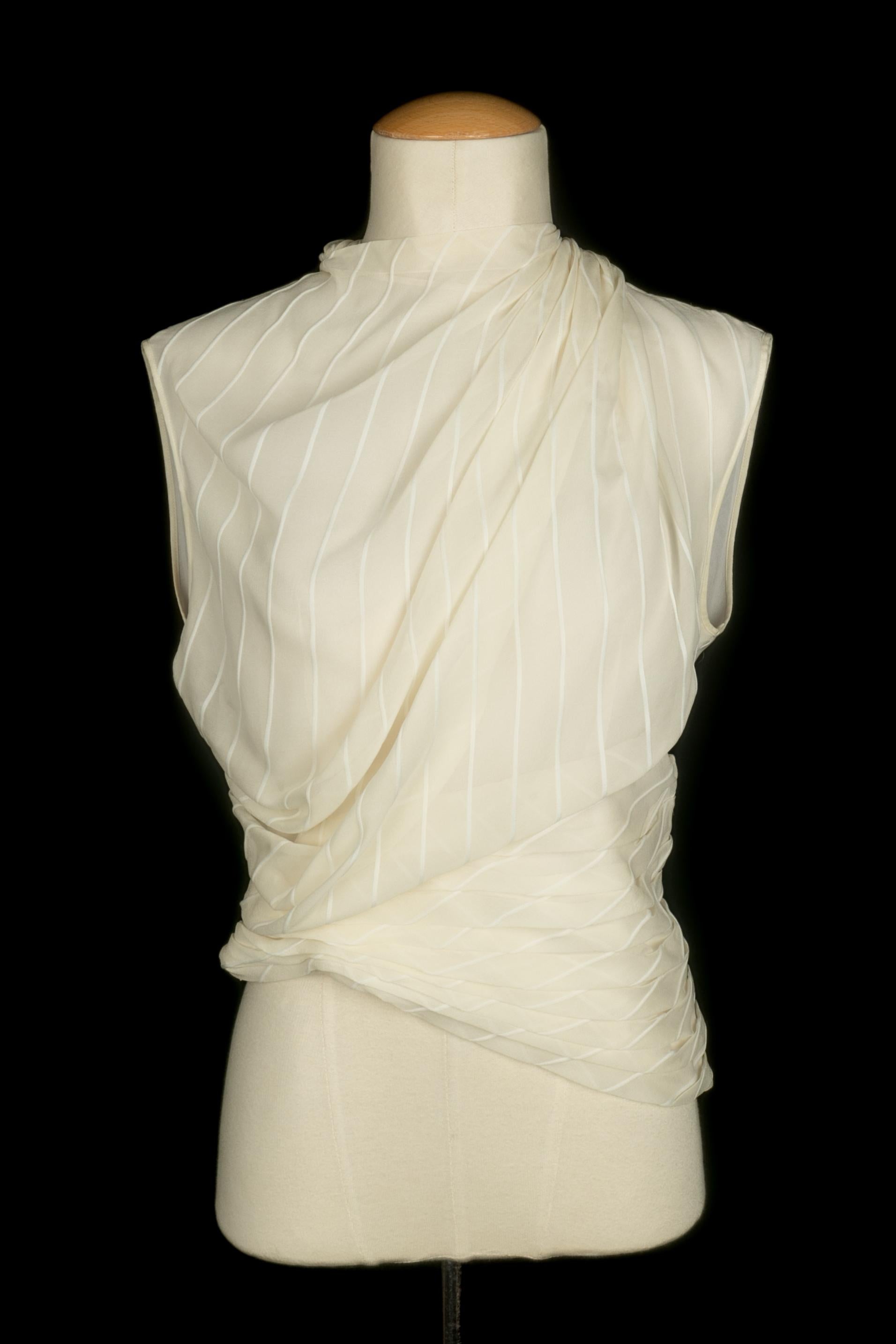DIOR - (Made in France) Top sin mangas de seda mezclada decorado con un cuello ascot. Se indica la talla 40FR.

Estado:
Muy buen estado

Dimensiones:
Pecho: 46 cm - Largo: 47 cm

SKU:FH21