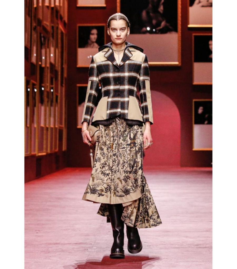 Christian Dior Karierter Mantel mit Kapuze aus Seide und Wolle im Angebot 2