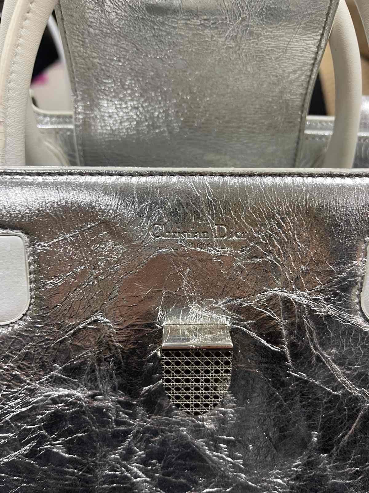 Christian Dior - Grand sac Diorever en cuir argenté froissé 6