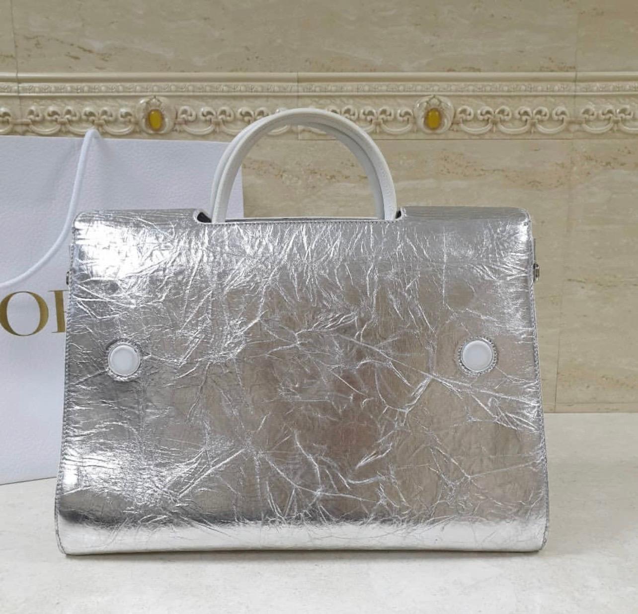 Christian Dior - Grand sac Diorever en cuir argenté froissé Bon état à Krakow, PL