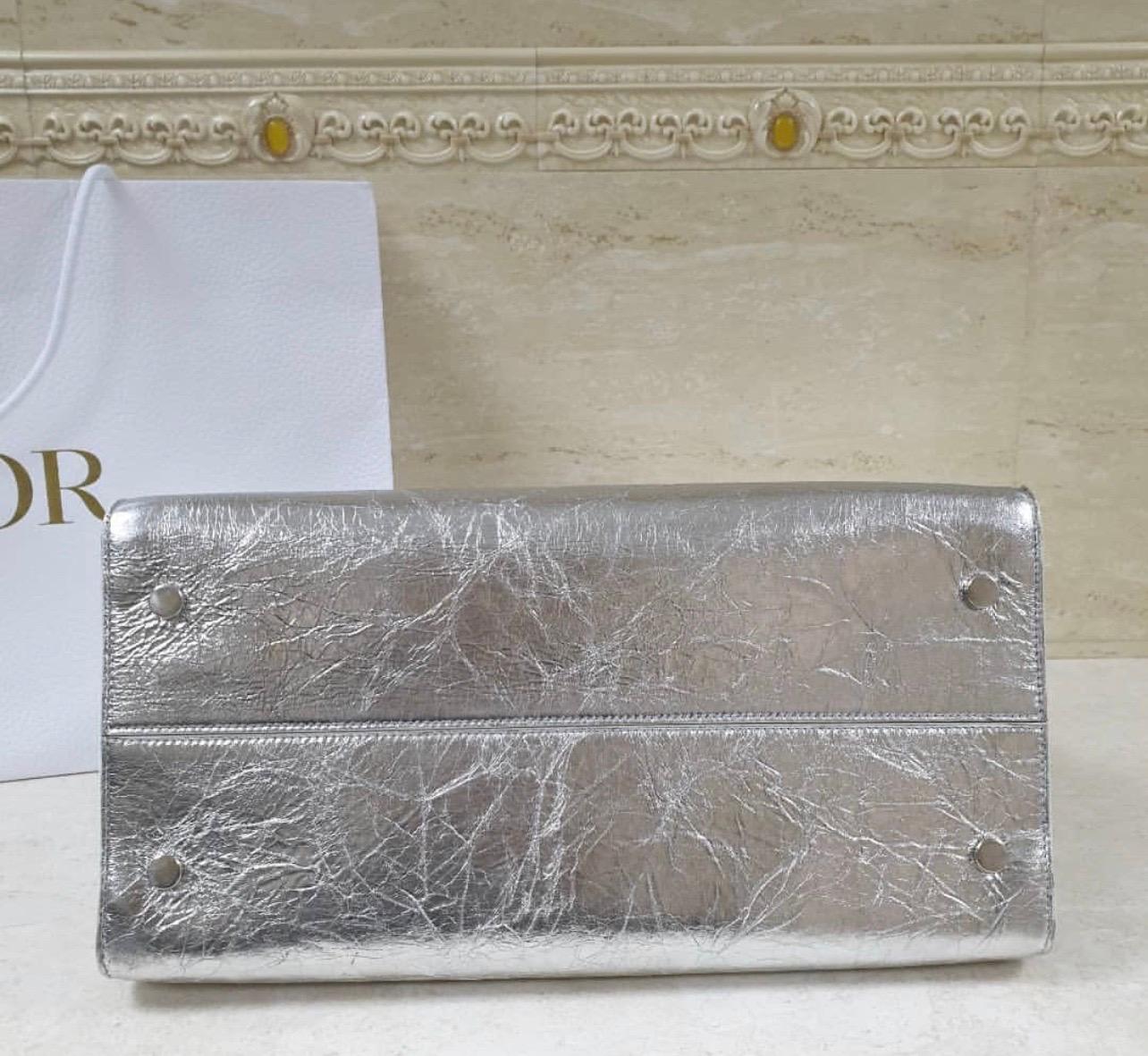 Christian Dior Silver Crinkle Leather Large Diorever Bag In Good Condition In Krakow, PL