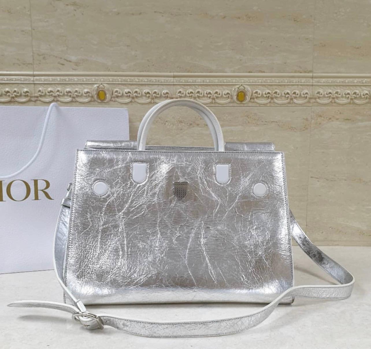 Christian Dior - Grand sac Diorever en cuir argenté froissé 3